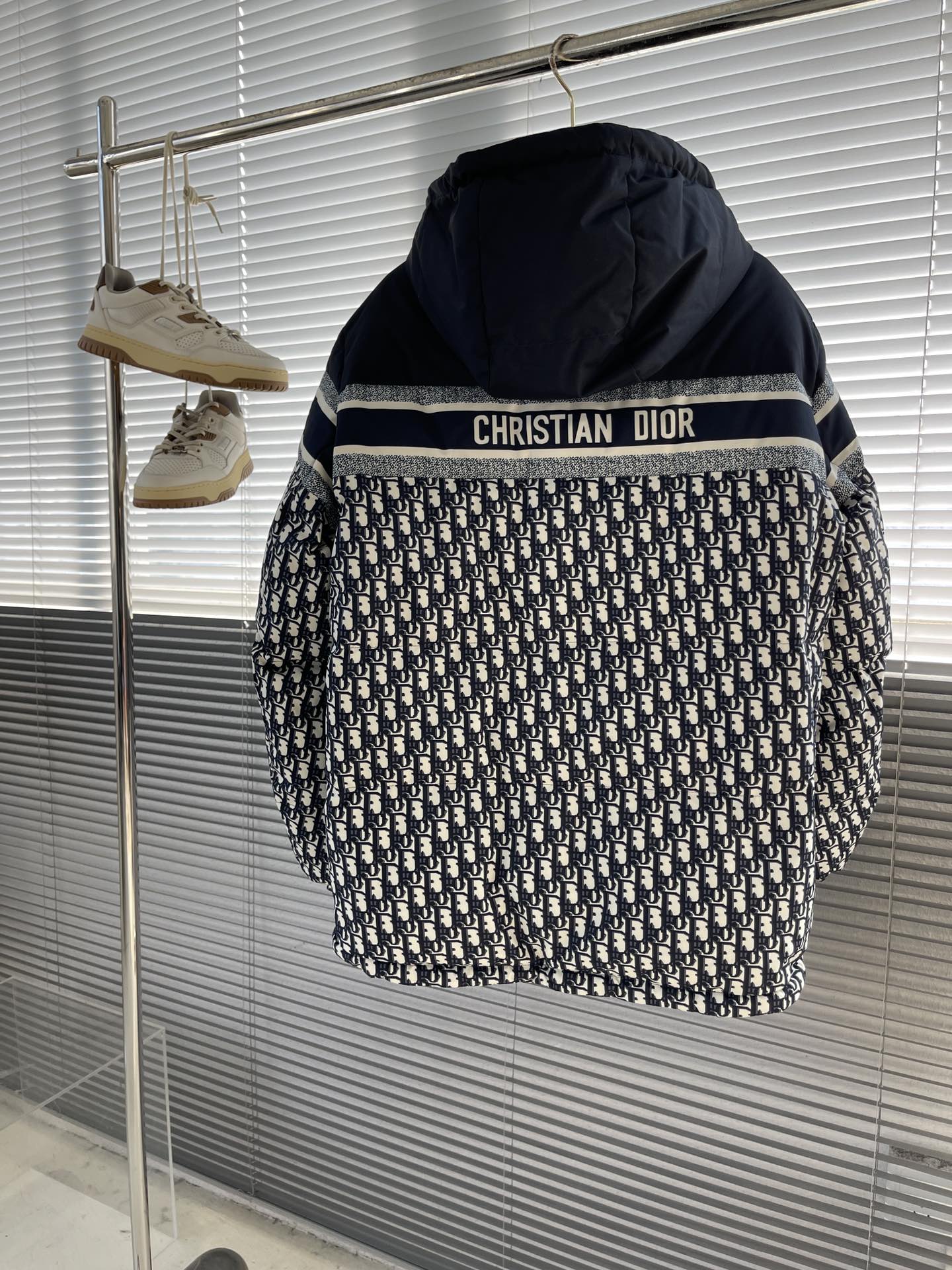 -Dio 秋冬爆款回顾 ——满印提花字母logo双面穿拉链连帽羽绒服 男女同款 高版本码数：S.M.L.