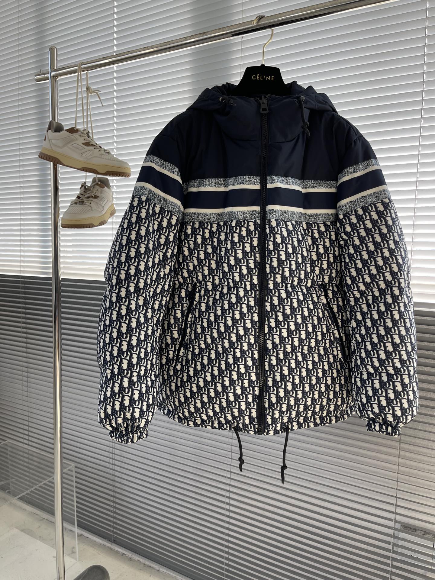 -Dio 秋冬爆款回顾 ——满印提花字母logo双面穿拉链连帽羽绒服 男女同款 高版本码数：S.M.L.