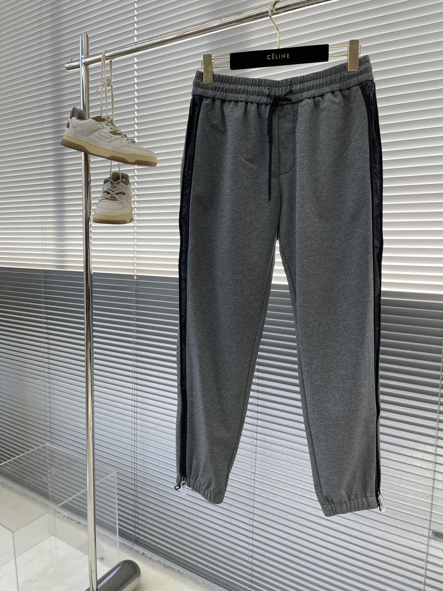 NO:952726,/1 piece 1/2 piece (gray all sizes) -Donkey brand side zipper classic style!  The simple design details are remarkable, the classic style elastic waist and casual sports pants for small feet!  It belongs to the classic trousers category, which is very practical for casual sports. It has a zipper design. The sides can be pulled in and out. Pattern details are embellished, not exaggerated but very detailed and textured. The fabric is made of high-count pure cotton twill material with moderate thickness, which is suitable for spring and autumn. It is thick, skin-friendly and comfortable. The upper body can be stiff and stylish. Black and gray colors. Size 46-58, size 46 74-80, hip 110, pants length 97  Front crotch 27.5. For other sizes, waist and hip circumferences increase by 4-4.5cm per size, and pants lengths increase by 1.2cm per size.,,louis vuitton,19860909/1件 1/2件（灰色齐码） -驴牌 侧边拉链经典款！看是简约设计细节处可圈可点, 经典款式松紧腰 小脚休闲运动裤！属于经典裤型类目,平时休闲运动实穿性很高,拉链设计.侧面可拉拢和来啊. 花纹细节点缀,不夸张但是很显细节质感,面料采用高支纯棉斜纹料,厚度适中,属于春秋季 厚度,亲肤,舒适 上身又能挺括有型. 黑灰两色 码数46-58 46码74-80 臀围110 裤长97 裆前27.5.其他码腰围臀围每码递增4-4.5cm 裤长档长每码递增1.2cm.,,louis vuitton,,Men's clothing