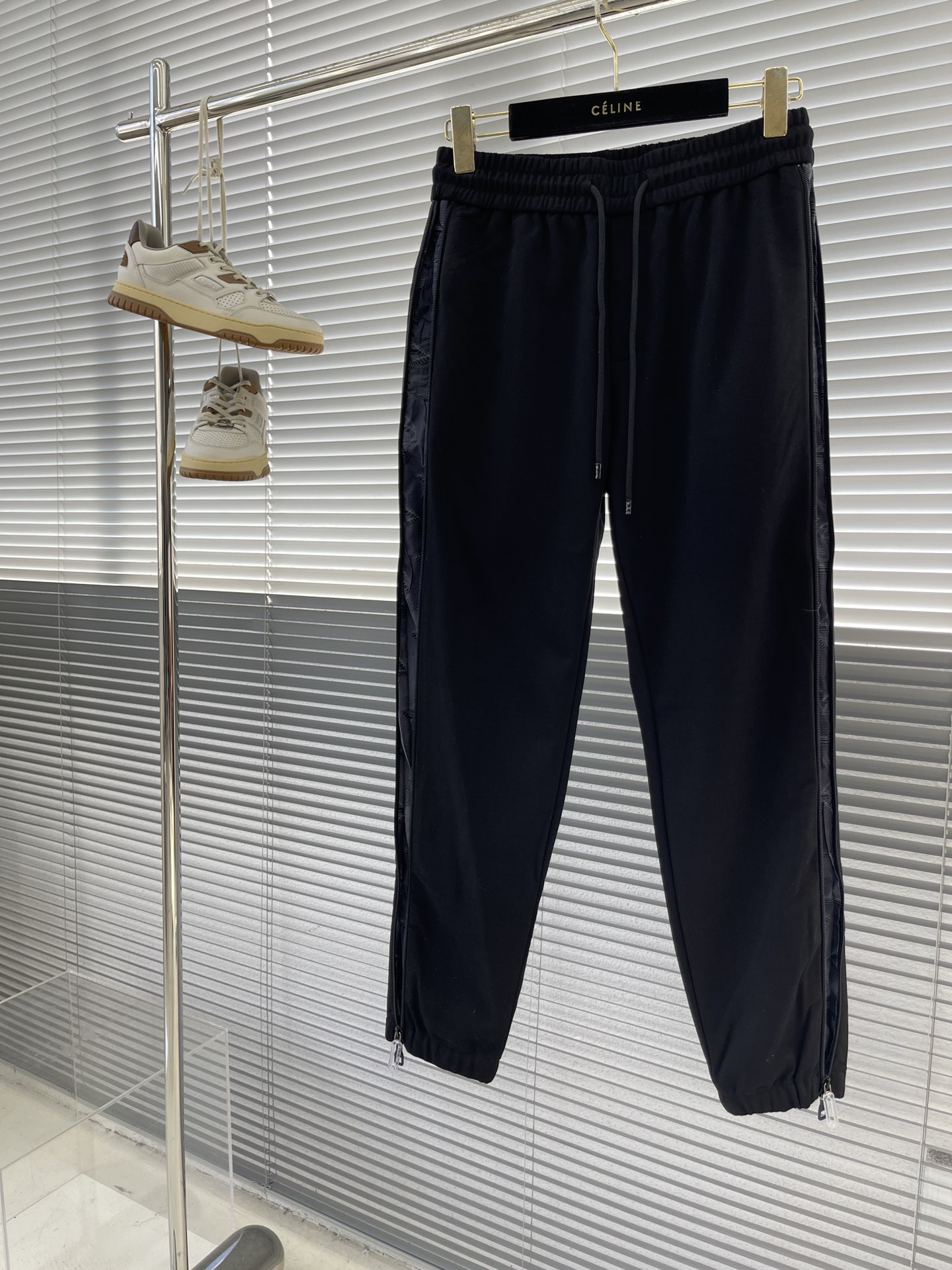 NO:952733,/1 piece 1/2 piece (available in black 46 52 54) -Donkey brand side zipper classic!  The simple design details are remarkable, the classic style elastic waist and casual sports pants for small feet!  It belongs to the classic trousers category, which is very practical for casual sports. It has a zipper design. The sides can be pulled in and out. Pattern details are embellished, not exaggerated but very detailed and textured. The fabric is made of high-count pure cotton twill material with moderate thickness, which is suitable for spring and autumn. It is thick, skin-friendly and comfortable. The upper body can be stiff and stylish. Black and gray colors. Size 46-58, size 46 74-80, hip 110, pants length 97  Front crotch 27.5. For other sizes, waist and hip circumferences increase by 4-4.5cm per size, and pants lengths increase by 1.2cm per size.,,louis vuitton,19860909/1件 1/2件（黑46 52 54有） -驴牌 侧边拉链经典款！看是简约设计细节处可圈可点, 经典款式松紧腰 小脚休闲运动裤！属于经典裤型类目,平时休闲运动实穿性很高,拉链设计.侧面可拉拢和来啊. 花纹细节点缀,不夸张但是很显细节质感,面料采用高支纯棉斜纹料,厚度适中,属于春秋季 厚度,亲肤,舒适 上身又能挺括有型. 黑灰两色 码数46-58 46码74-80 臀围110 裤长97 裆前27.5.其他码腰围臀围每码递增4-4.5cm 裤长档长每码递增1.2cm.,,louis vuitton,,Men's clothing