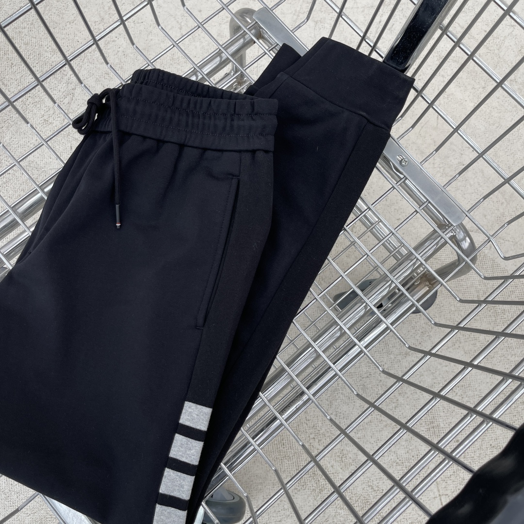 NO:952749,/1 piece 1/2 piece (available in 52 and 54) - You want gentleman's casual, but also low-key classic four-bar, TB elastic terry fabric, can't be mediocre...thom b sweatpants...simple and easy to match sweatpants...zippers and buttons are all newly molded rubberized metal parts. Simple design, the most relaxed and comfortable elastic waistband, the upper body is comfortable and soft!  !  !  You can buy two pairs throughout autumn and winter. The quality control requirements for this batch of goods are very demanding, and the workmanship is very complex. All real photos are taken. What you see is what you get... Size 48, waist 78-86, hip 116, pants length 99, front crotch 29. For other sizes, the waist and hip circumference increase by 4cm per size, and the pants length and crotch length increase by 1.2cm per size.19860909/1件 1/2件（52 54有） -要绅士的休闲,还要低调经典四杠,TB弹力毛圈面料,不能平庸.....thom b卫裤....简单好搭配的卫裤......拉链和纽扣全部全新开模的包胶金属件.简单的设计,腰头最为轻松舒适的弹力腰头,上身舒适柔和！！！整个秋冬可以入两条的.,这批货的品控要求苛刻中的苛刻,十分复杂的做工,全部实拍 所见即所得.....尺码48-58..48码腰围78-86 臀围116 裤长99裆前片29. 其他码腰围、臀围每码递增4cm 裤长裆长每码递增1.2cm,,,Men's clothing