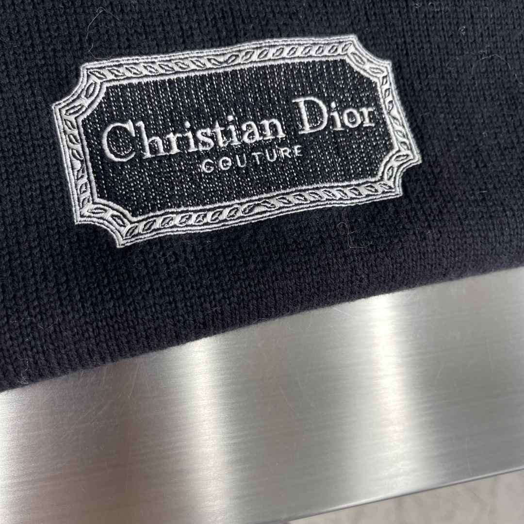 

-Dio    经典刀片万针刺绣帽领针织衫
对色定染羊毛混纺棉纱线 原版购入打版出货 高克重高密度超