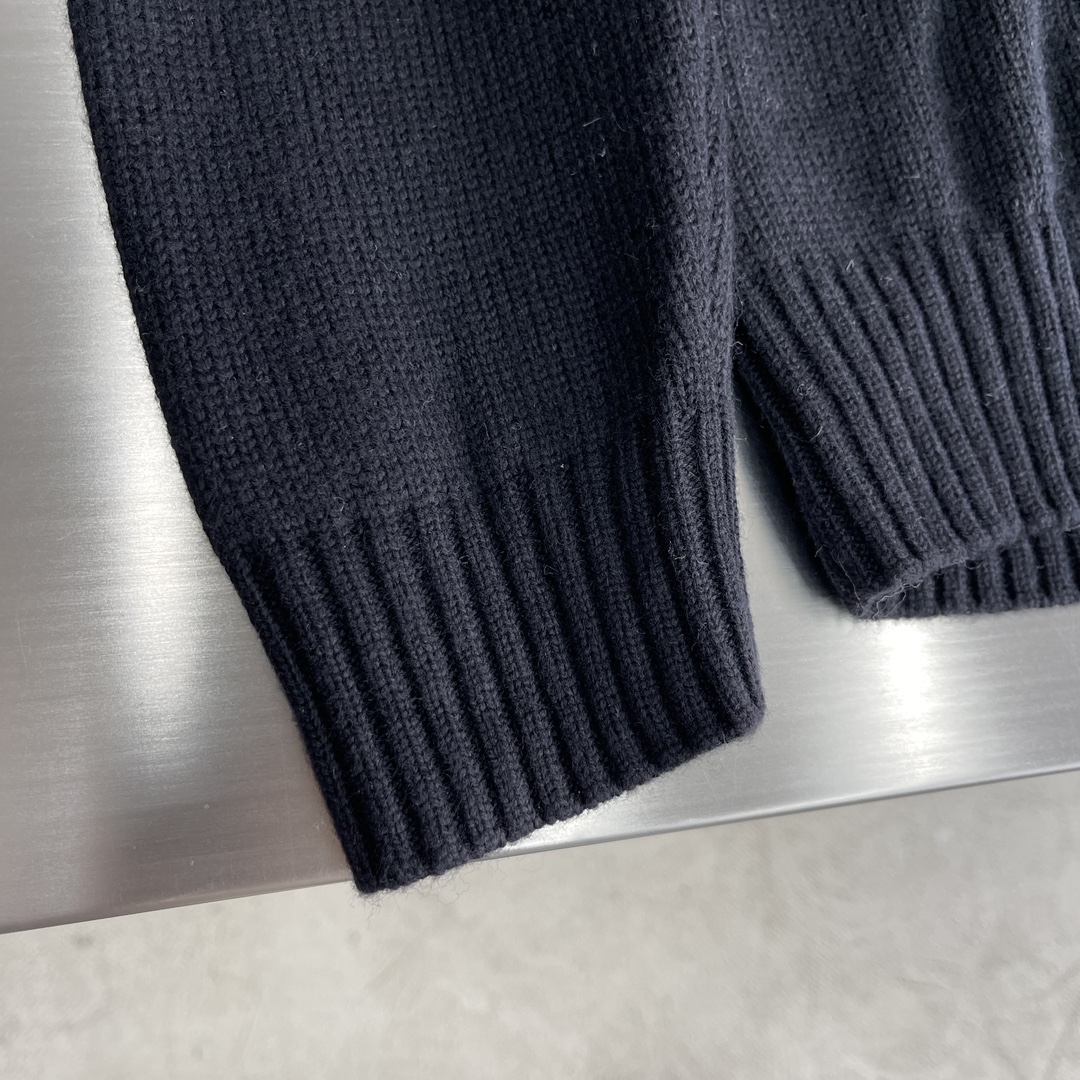 

-Dio    经典刀片万针刺绣帽领针织衫
对色定染羊毛混纺棉纱线 原版购入打版出货 高克重高密度超