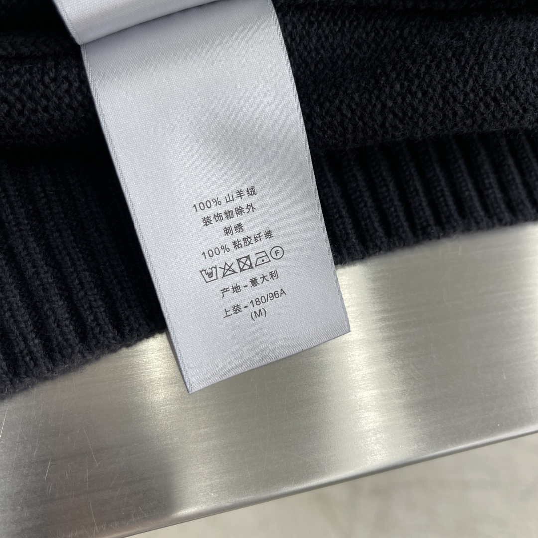 

-Dio    经典刀片万针刺绣帽领针织衫
对色定染羊毛混纺棉纱线 原版购入打版出货 高克重高密度超