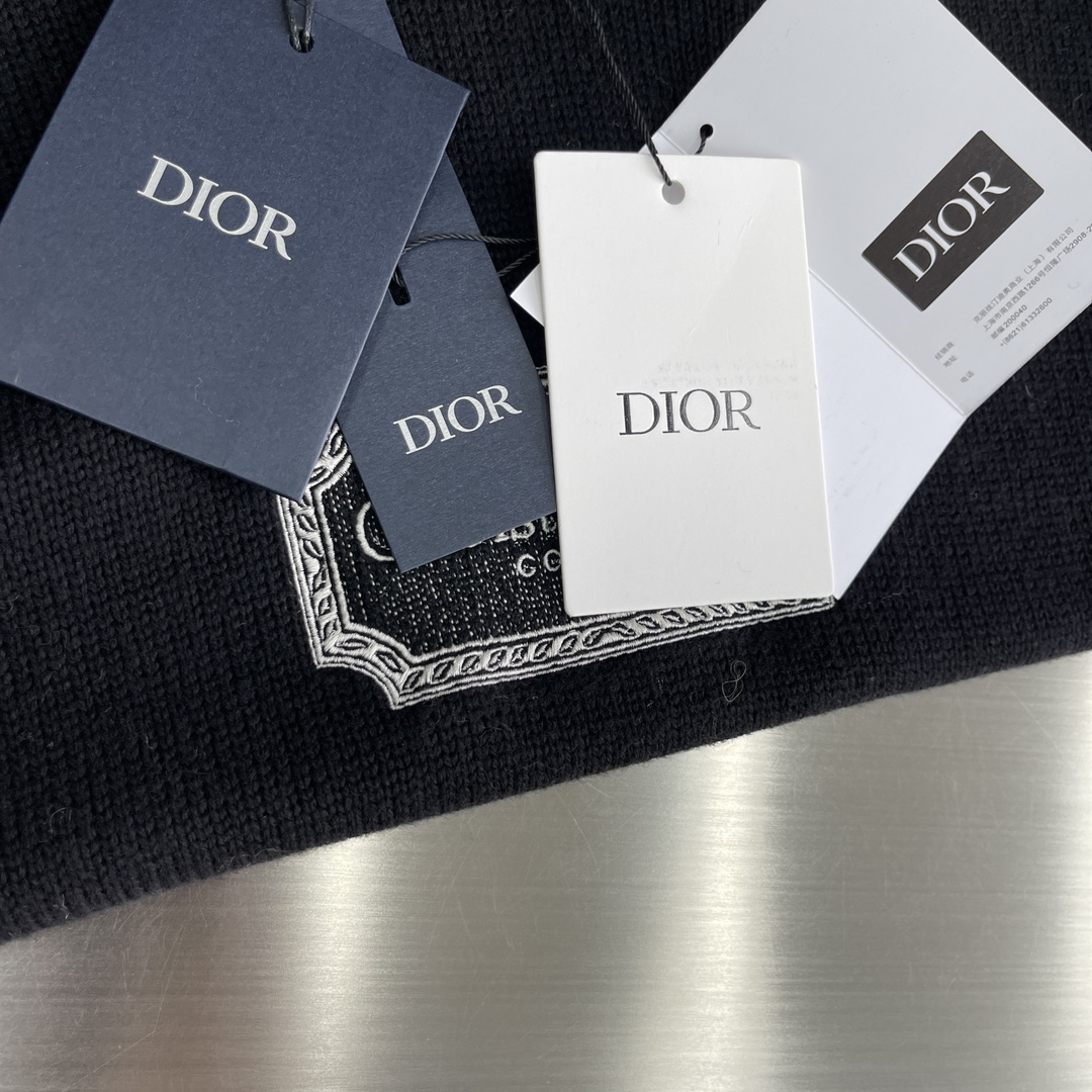 

-Dio    经典刀片万针刺绣帽领针织衫
对色定染羊毛混纺棉纱线 原版购入打版出货 高克重高密度超