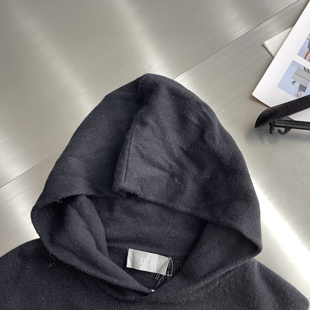 

-Dio    经典刀片万针刺绣帽领针织衫
对色定染羊毛混纺棉纱线 原版购入打版出货 高克重高密度超