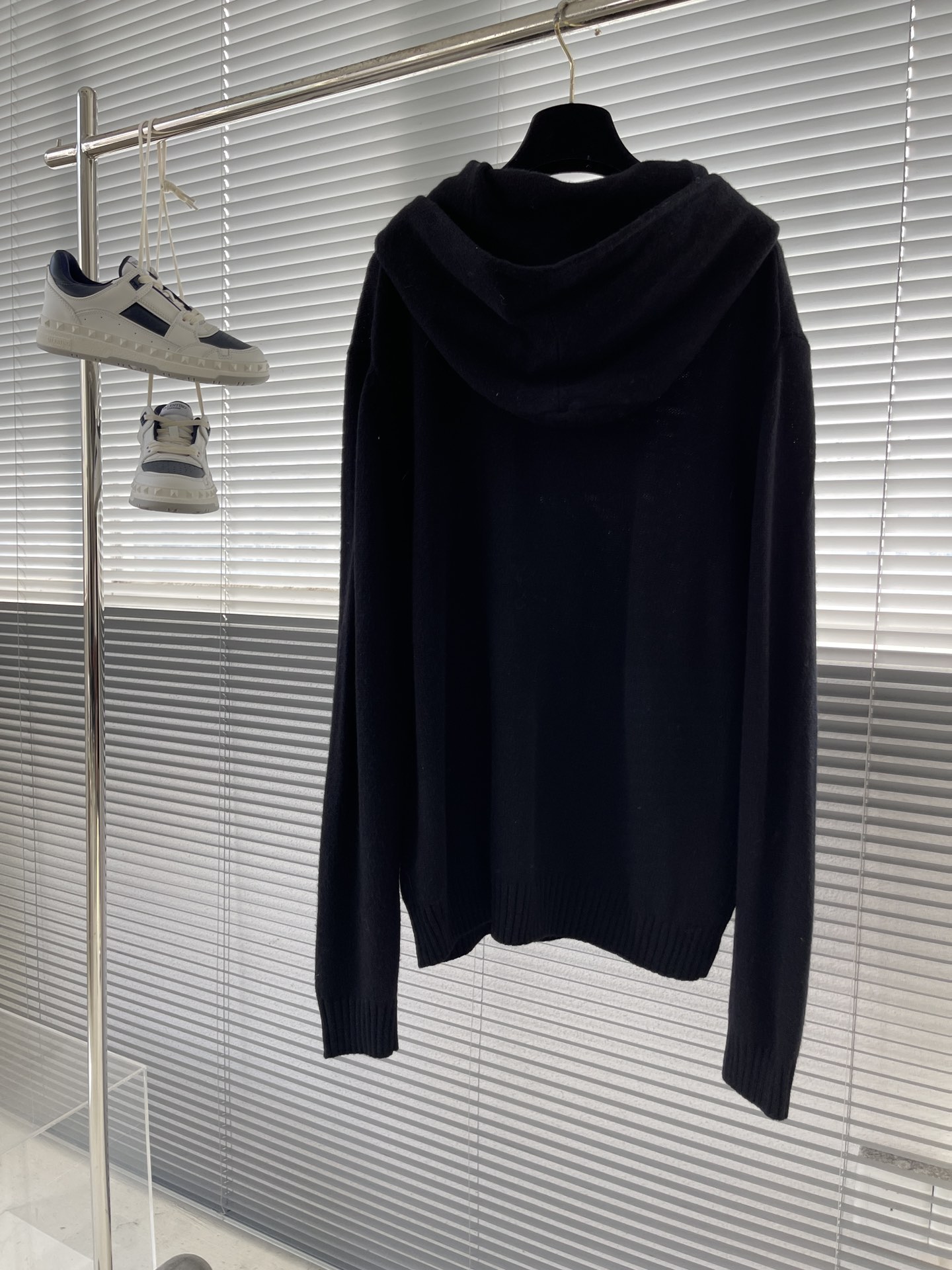 

-Dio    经典刀片万针刺绣帽领针织衫
对色定染羊毛混纺棉纱线 原版购入打版出货 高克重高密度超