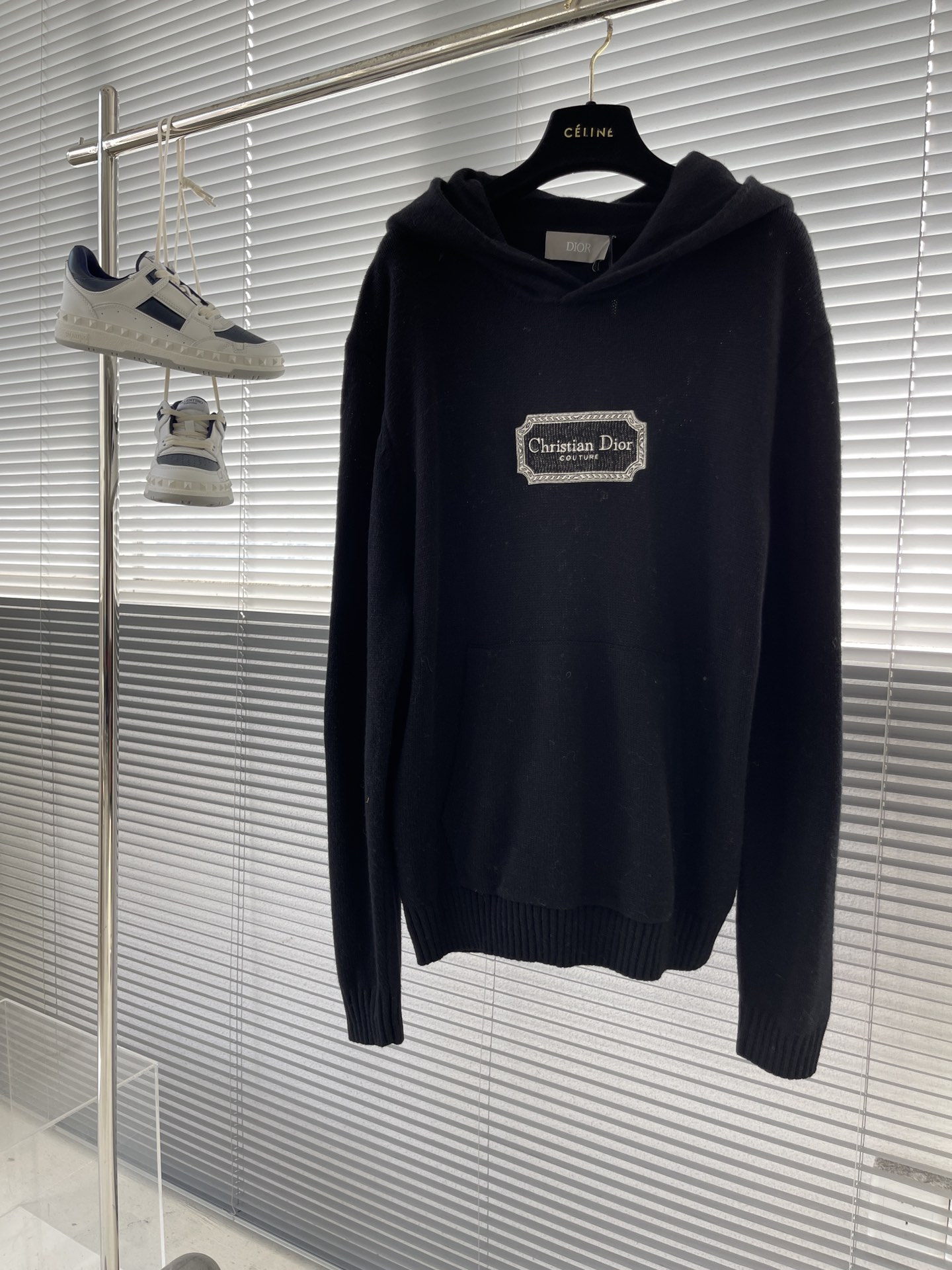 

-Dio    经典刀片万针刺绣帽领针织衫
对色定染羊毛混纺棉纱线 原版购入打版出货 高克重高密度超