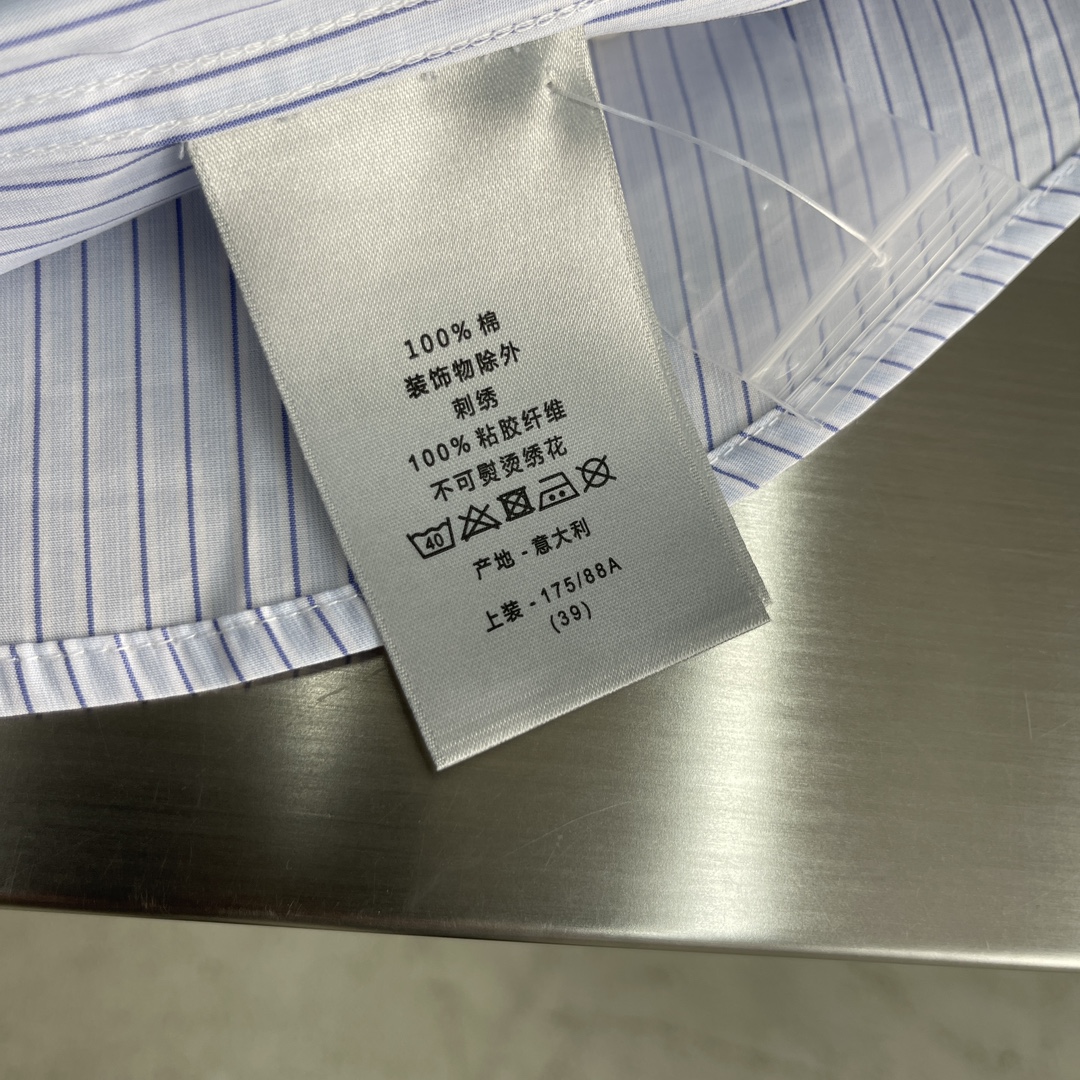 -Dio 条纹口袋刺绣logo棉府绸衬衫。暗扣款logo贝壳扣，面料质感不错，面料舒适透气。尺码:S-X