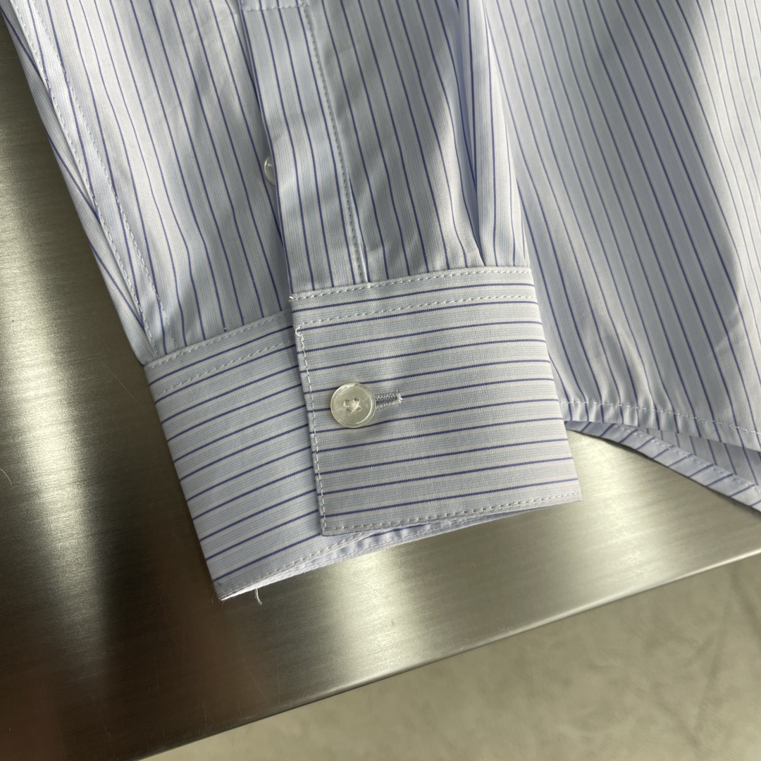 -Dio 条纹口袋刺绣logo棉府绸衬衫。暗扣款logo贝壳扣，面料质感不错，面料舒适透气。尺码:S-X