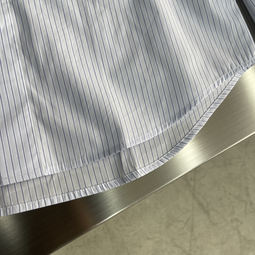 -Dio 条纹口袋刺绣logo棉府绸衬衫。暗扣款logo贝壳扣，面料质感不错，面料舒适透气。尺码:S-X