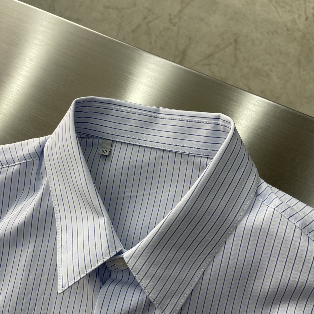 -Dio 条纹口袋刺绣logo棉府绸衬衫。暗扣款logo贝壳扣，面料质感不错，面料舒适透气。尺码:S-X