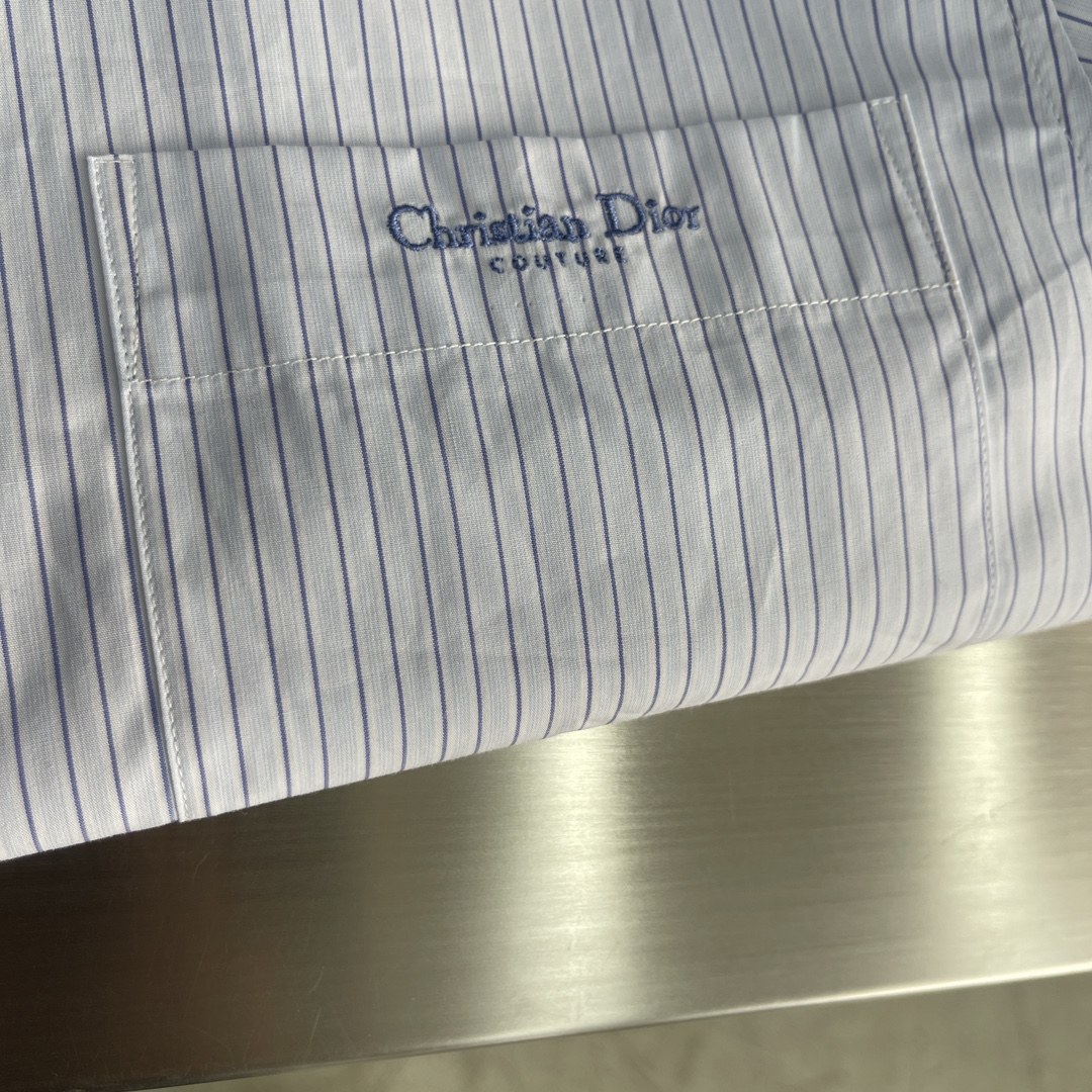 -Dio 条纹口袋刺绣logo棉府绸衬衫。暗扣款logo贝壳扣，面料质感不错，面料舒适透气。尺码:S-X