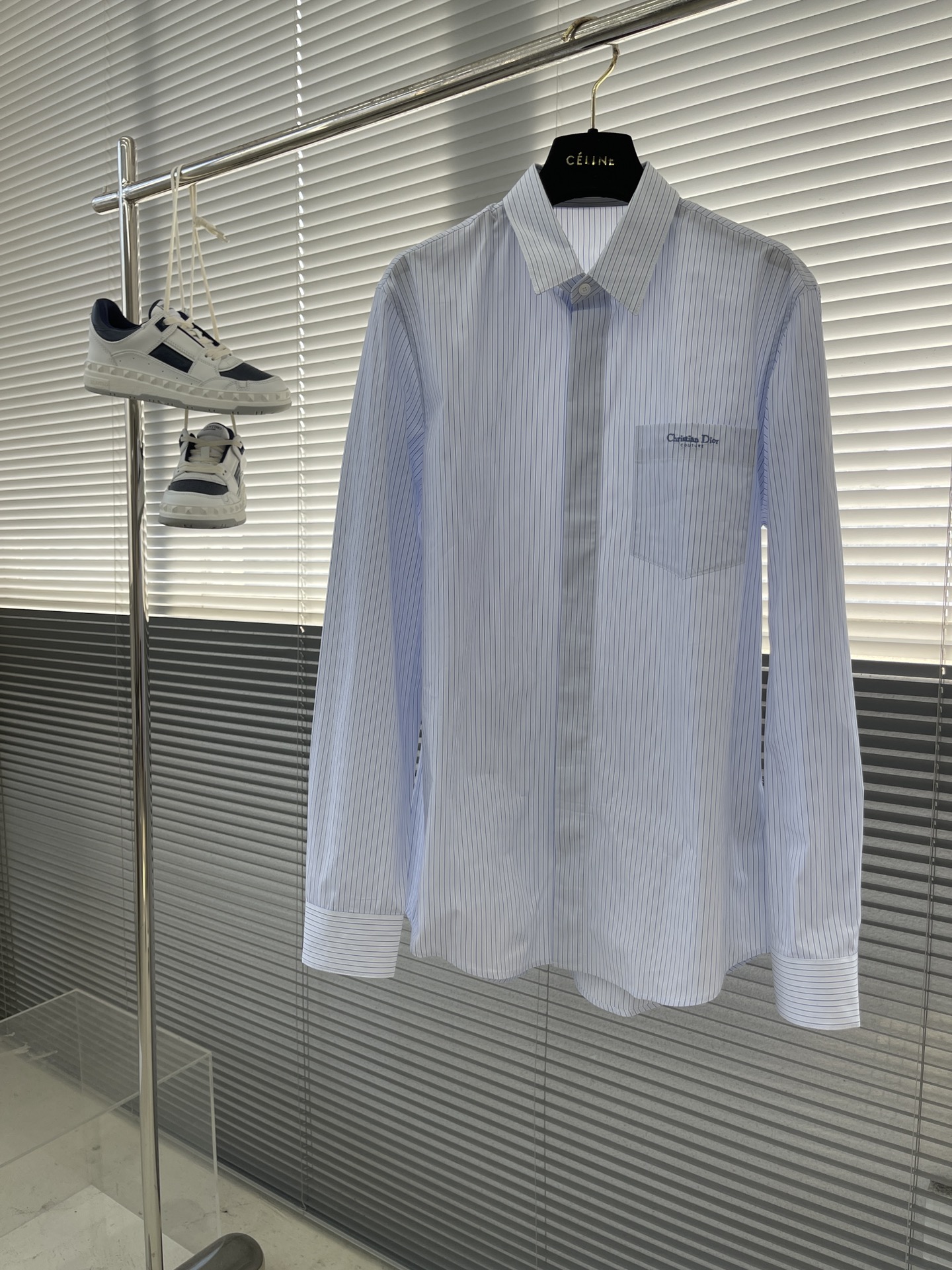 -Dio 条纹口袋刺绣logo棉府绸衬衫。暗扣款logo贝壳扣，面料质感不错，面料舒适透气。尺码:S-X