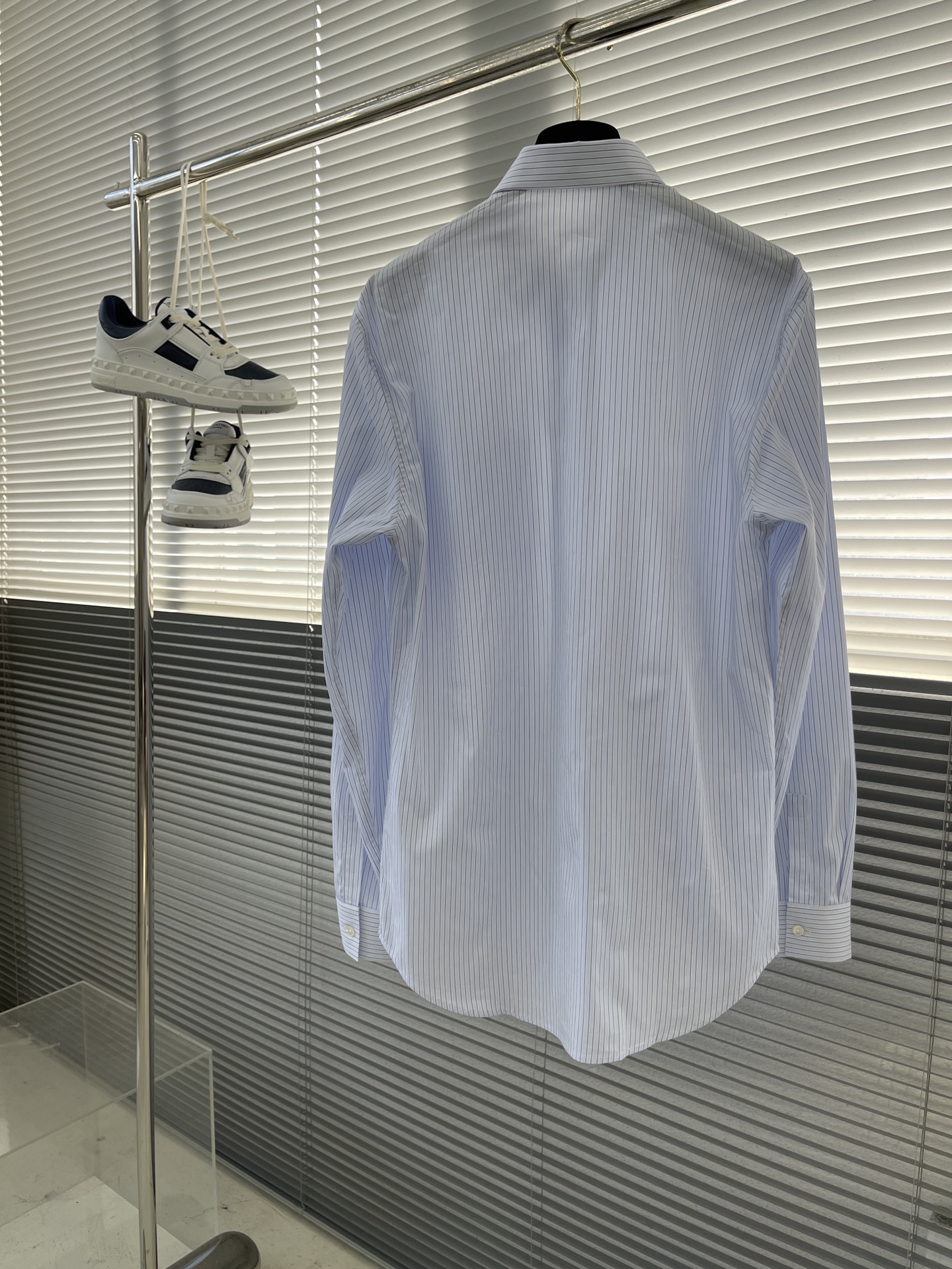 -Dio 条纹口袋刺绣logo棉府绸衬衫。暗扣款logo贝壳扣，面料质感不错，面料舒适透气。尺码:S-X