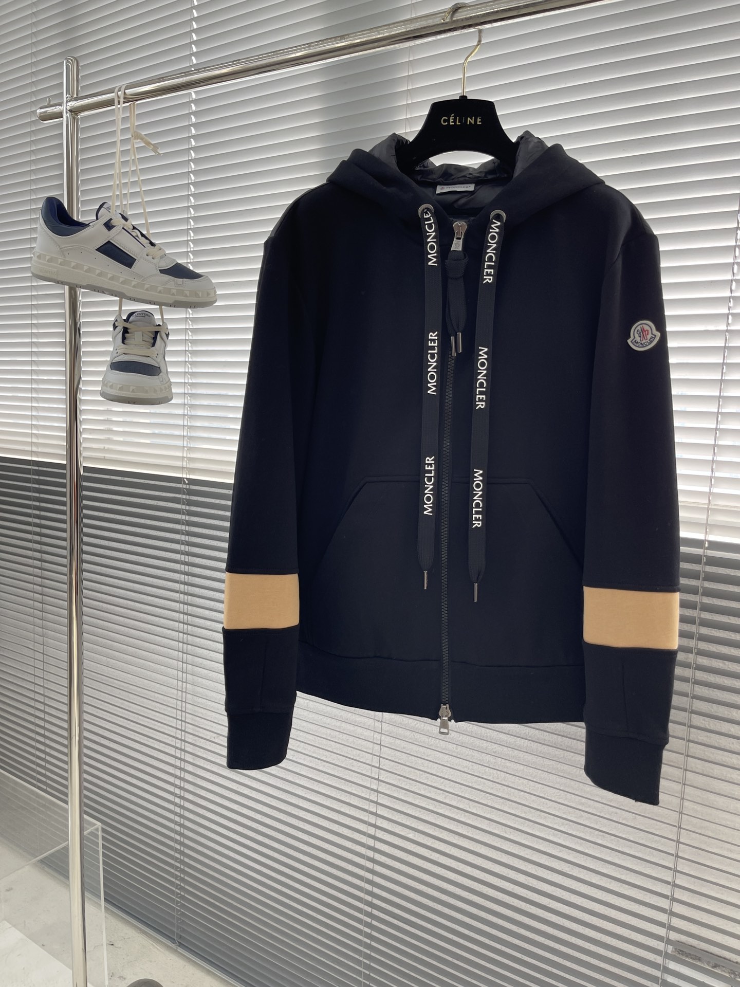 NO:952763,(M L XL) -mon autumn and winter composite air layer velvet + down splicing hooded jacket!  !  ! 结合标志 点缀设计,,门襟双向拉链,穿脱方便添加细节,面料采用客供定织抗皱符合面料,后背羽绒结构.通过结构 设计采用里、中、外三片的织物结构,从而在织物中形成空气夹层 .蓬松性好,从而达到保暖效果,柔软舒适,亲 肤爽滑透气保暖面料整体 又有着很好的骨干,整体上身挺拔有型！  !  码数M-XXL.  m码胸围114 肩宽50 衣长66 袖长64.其他码胸围L118 xL122 xxL126 肩宽衣长袖长每码递增1.2cm.,,jackets & coats,down jacket,hats,19860909（M L XL） -mon 秋冬复合空气层绒+羽绒拼接连帽外套！！！结合标志 点缀设计,,门襟双向拉链,穿脱方便添加细节,面料采用客供定织抗皱符合面料,后背羽绒结构.通过结构 设计采用里、中、外三片的织物结构,从而在织物中形成空气夹层 .蓬松性好,从而达到保暖效果,柔软舒适,亲 肤爽滑透气保暖面料整体 又有着很好的骨干,整体上身挺拔有型！！ 码数M-XXL.  m码胸围114 肩宽50 衣长66 袖长64.其他码胸围L118 xL122 xxL126 肩宽衣长袖长每码递增1.2cm.,,jackets & coats,down jacket,hats,,Men's clothing