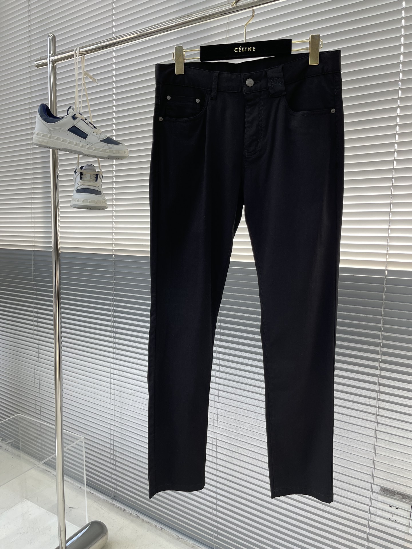Pzqdbz- BBR 24春夏男士直筒纯色简约透气休闲商务长裤，撤柜牛货，面料非常非常舒服，A00%棉材质，入手真的太舒服了，而且带有微弹力非常好，商务休闲通勤款，日常上班或者出一些重要场合都毫无压力商务休闲的裤子我们卖了很多，但是这种面料还是很少见的，裤型方面也很讲究版型很正，合体直筒剪裁，上身之后不松垮，也不会紧身，刚刚好恰到好处，各种场合，各种年龄，都毫不退缩，无论是老少，都可以轻松驾驭！码数：30-38（️37）
