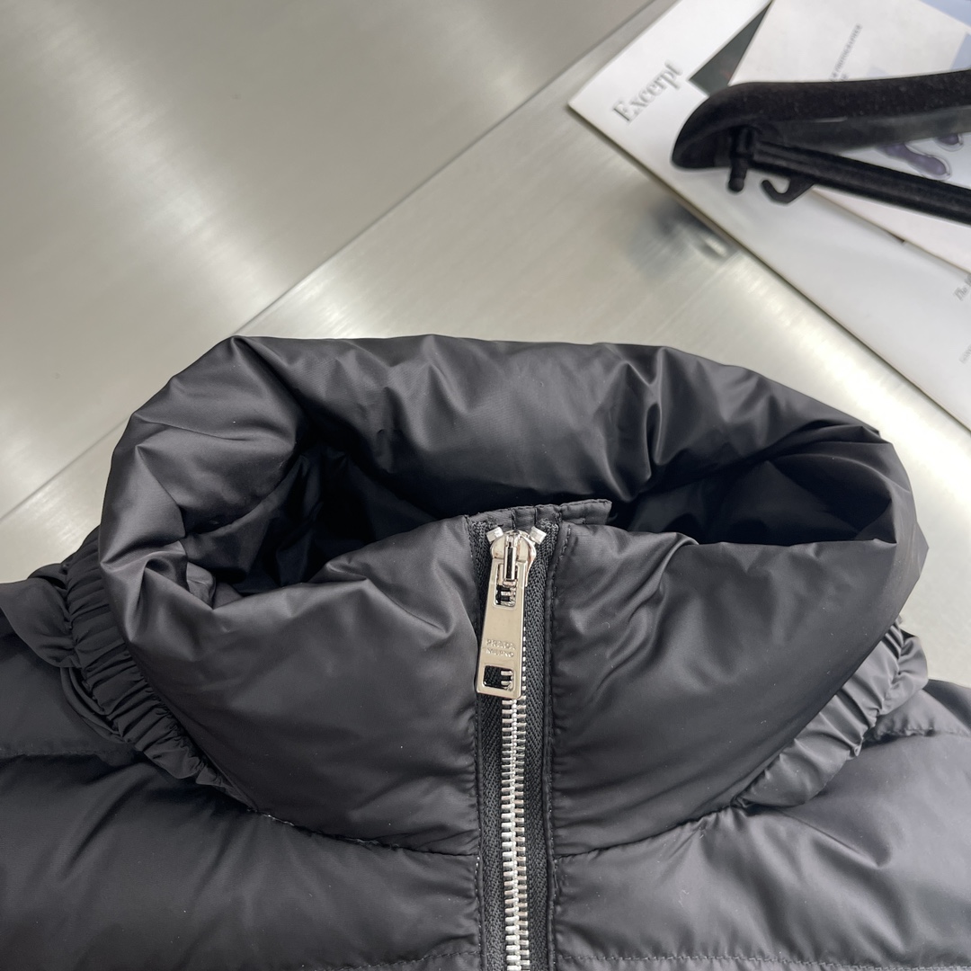 -PRAD 绗缝轻盈羽绒服贸易公司订单轻薄款隐形帽子90 %白鸭绒填充质地轻盈、蓬松、极其柔软舒适。横纹