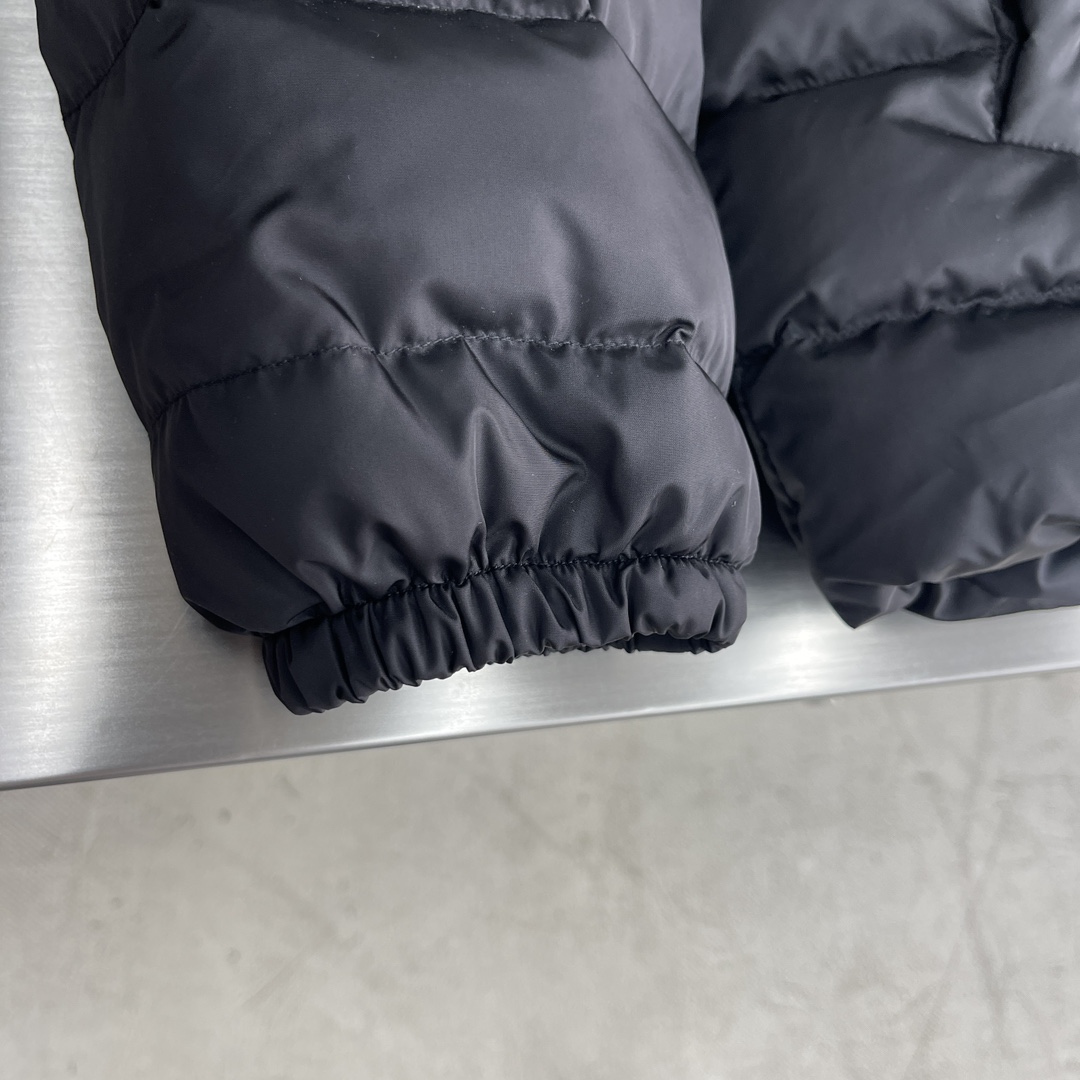 -PRAD 绗缝轻盈羽绒服贸易公司订单轻薄款隐形帽子90 %白鸭绒填充质地轻盈、蓬松、极其柔软舒适。横纹