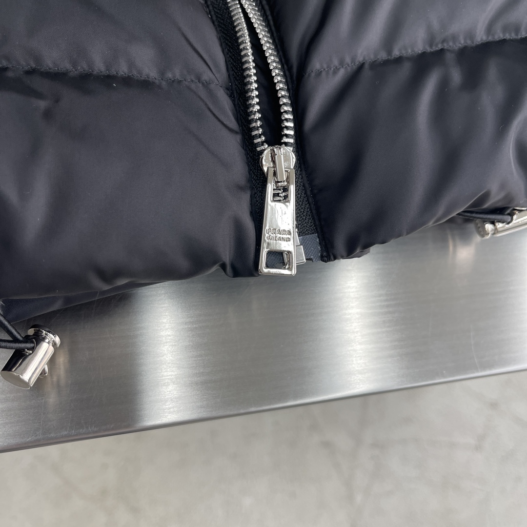 -PRAD 绗缝轻盈羽绒服贸易公司订单轻薄款隐形帽子90 %白鸭绒填充质地轻盈、蓬松、极其柔软舒适。横纹