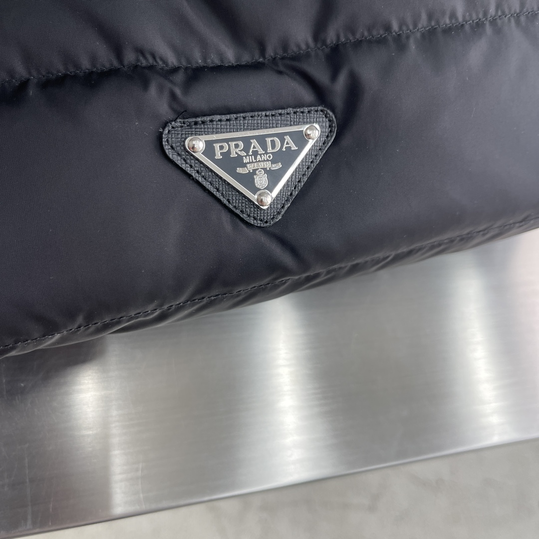 -PRAD 绗缝轻盈羽绒服贸易公司订单轻薄款隐形帽子90 %白鸭绒填充质地轻盈、蓬松、极其柔软舒适。横纹