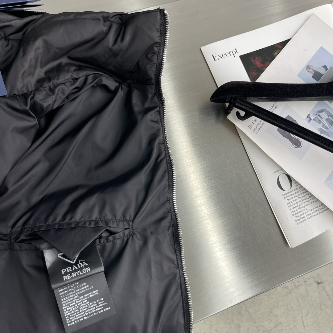 -PRAD 绗缝轻盈羽绒服贸易公司订单轻薄款隐形帽子90 %白鸭绒填充质地轻盈、蓬松、极其柔软舒适。横纹