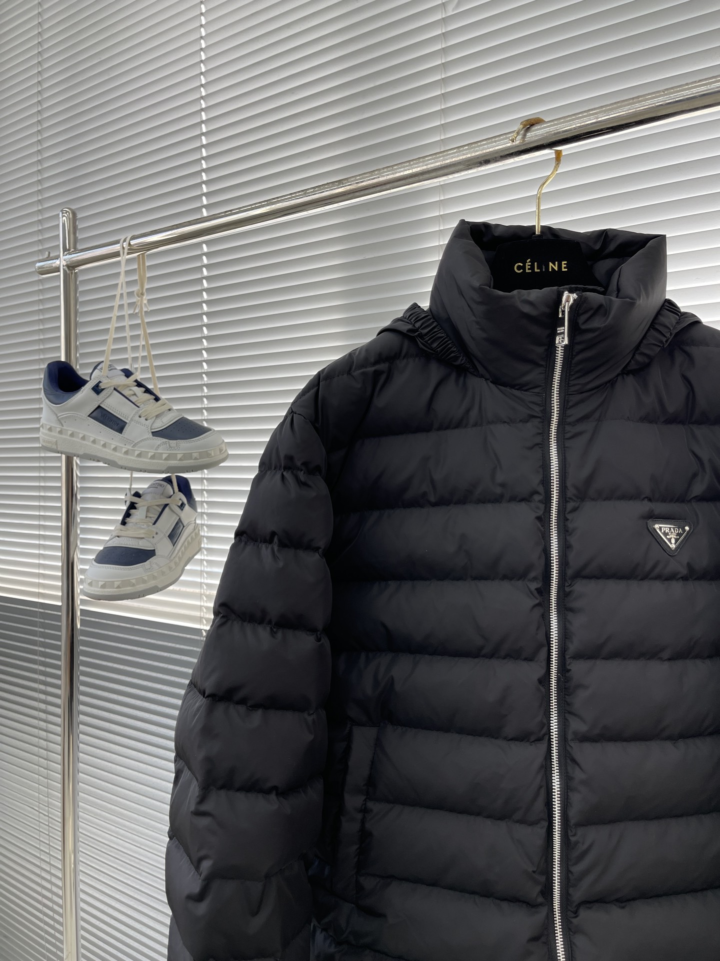 -PRAD 绗缝轻盈羽绒服贸易公司订单轻薄款隐形帽子90 %白鸭绒填充质地轻盈、蓬松、极其柔软舒适。横纹