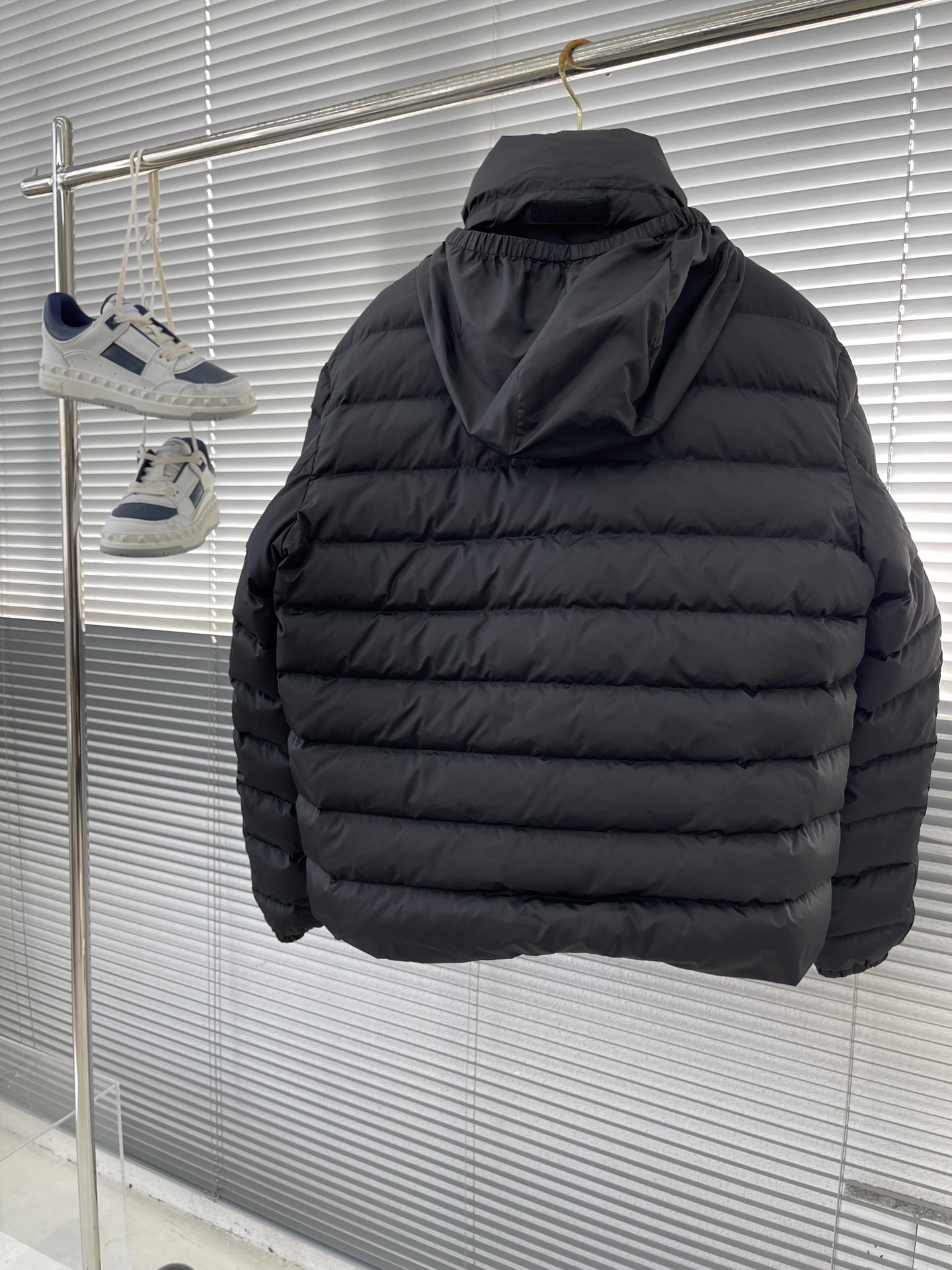 -PRAD 绗缝轻盈羽绒服贸易公司订单轻薄款隐形帽子90 %白鸭绒填充质地轻盈、蓬松、极其柔软舒适。横纹