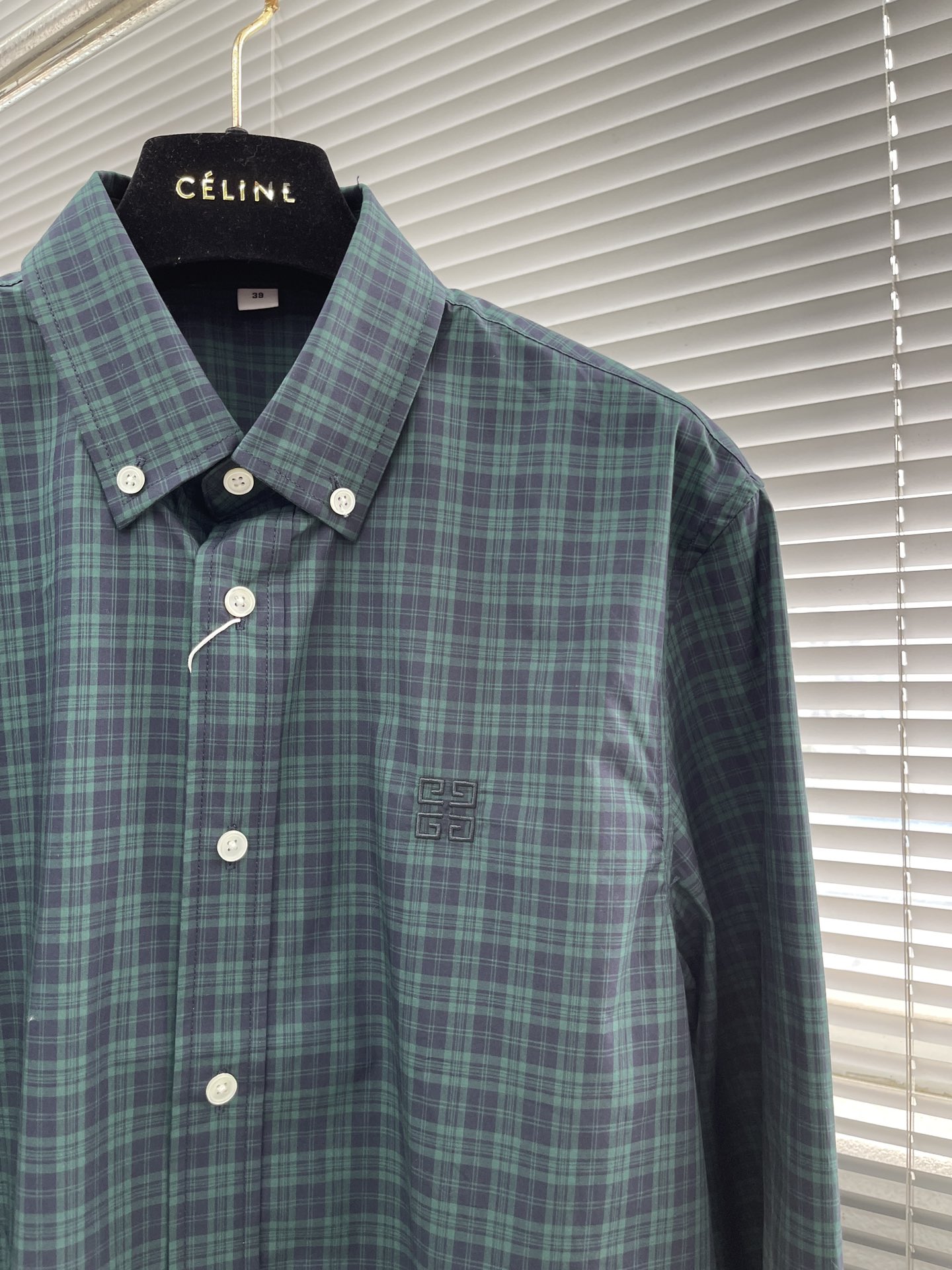 -GVC 格纹标识刺绣小细节棉府绸衬衫。明扣款贝壳扣，面料质感不错舒适透气。男女同款 尺码:38-42（