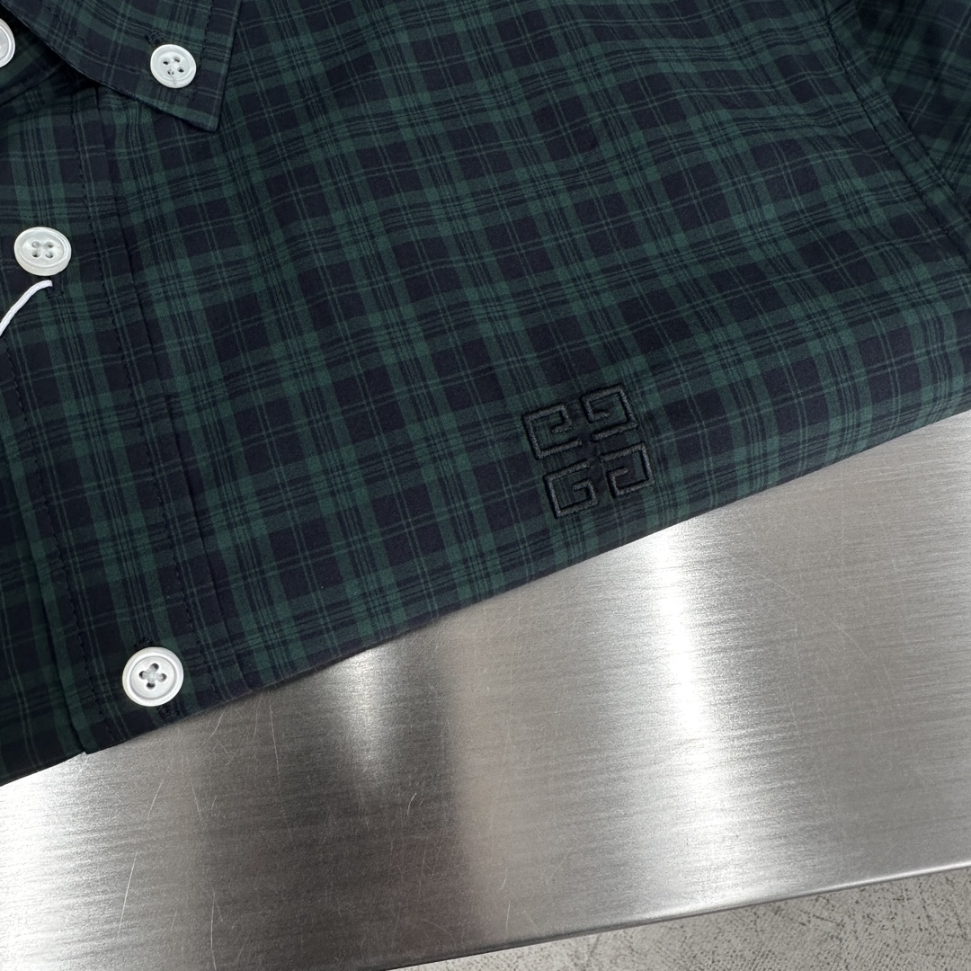 -GVC 格纹标识刺绣小细节棉府绸衬衫。明扣款贝壳扣，面料质感不错舒适透气。男女同款 尺码:38-42（