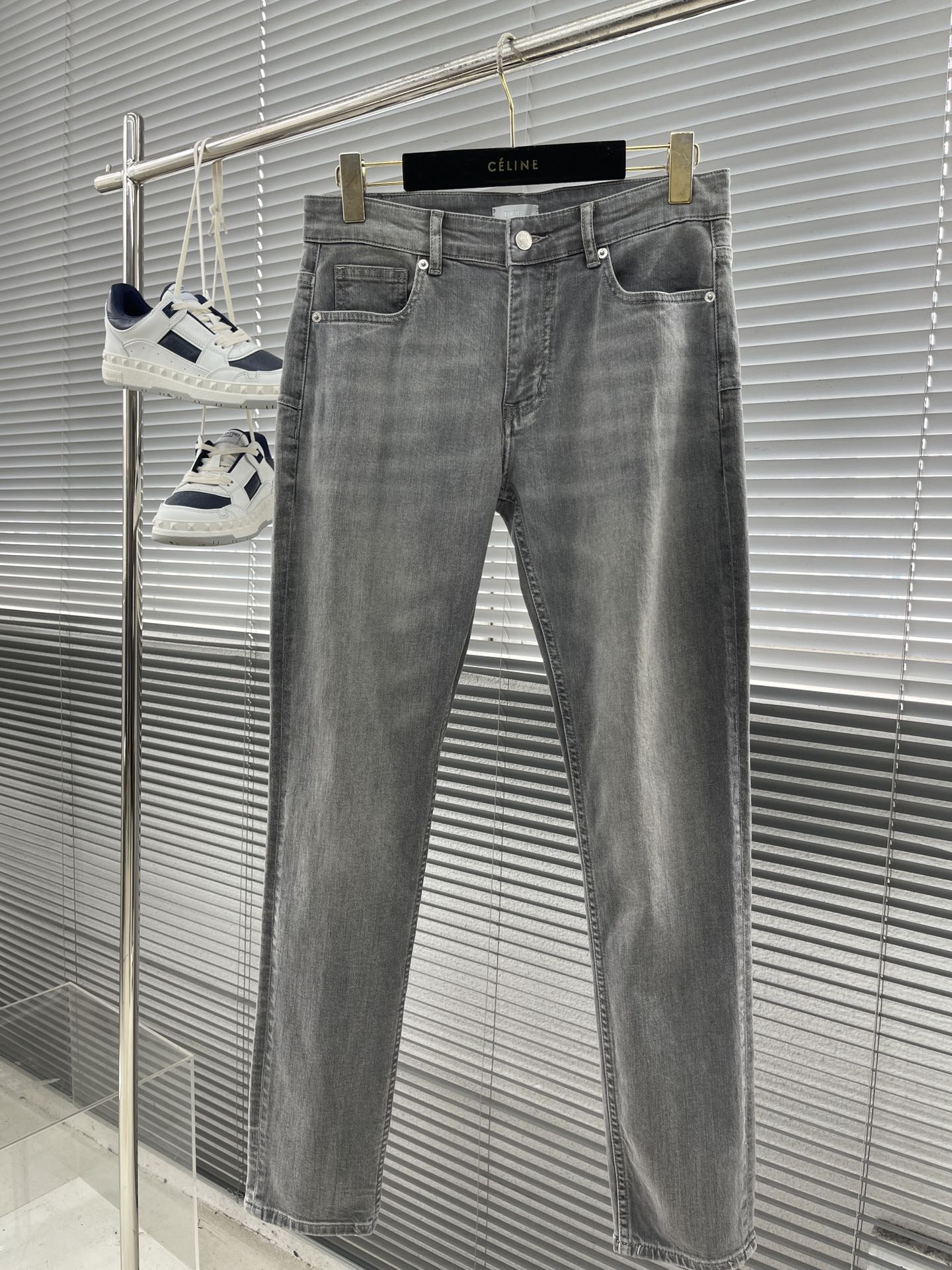 Pzsdqw Dio 24SS夏季新款牛仔裤 小直筒款  浅色洗水 磨破工艺 后口袋刺绣设计\n码数：29-38（????️35、37）