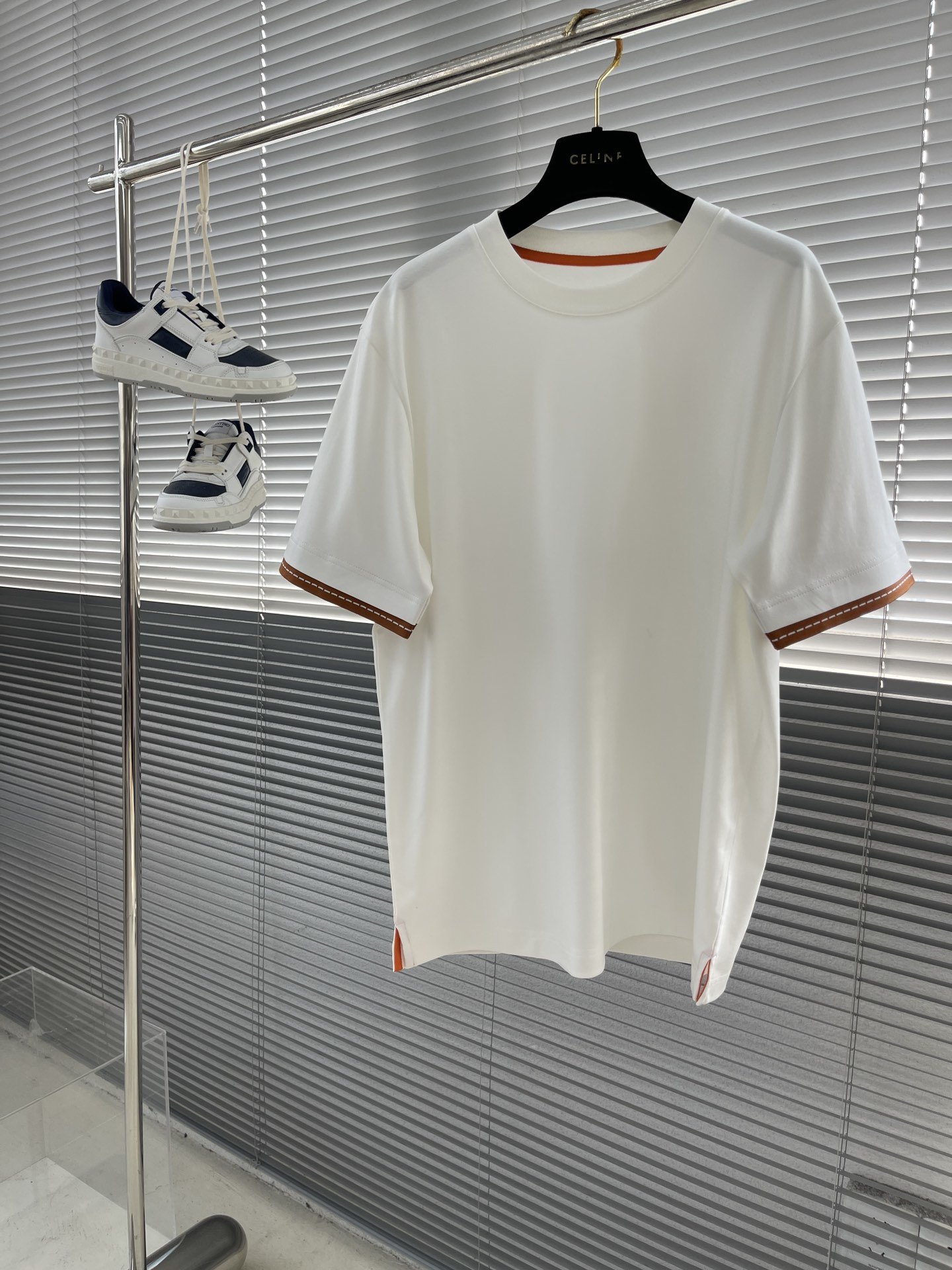 Pzddll-Herme 2024ss春夏新品 经典百搭款 圆领短袖T恤 简单大方设计 干净利落剪裁 采用进口顶级丝光面料 柔软细腻 男人的衣柜都少不了基础 随时随地都可以拿来搭配各种服饰，满足您日常生活需求 。我们所选择的面料都是一线品牌所使用的 ，亲肤挺滑手感，衣服设计也是非常的简洁大方！舒适性与透气性完美兼备！面料属性皆为上乘！高级感十足！尺码：M-3XL
