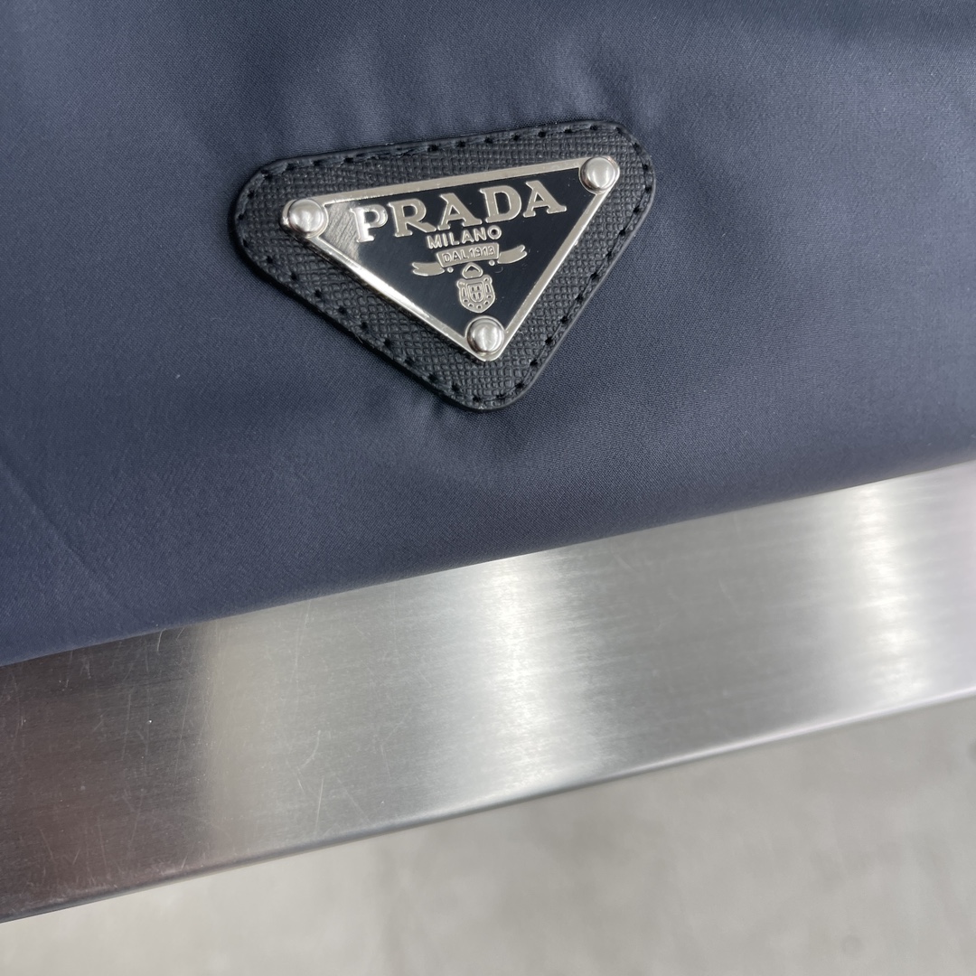 -Prad 新款男士双面休闲定制夹克外套。穿上简约干练的休闲外套，瞬间重回时髦霸气，又是活力满满的状态。