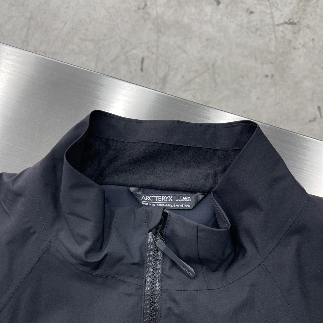 Arc'teryx Men's Black Windproof and Waterproof Lightweight Jacket 3 i1709632461 4866 2