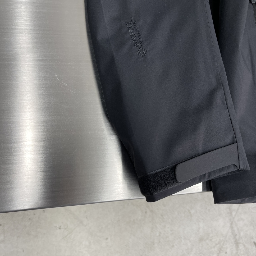 Arc'teryx Men's Black Windproof and Waterproof Lightweight Jacket 5 i1709632461 5221 5
