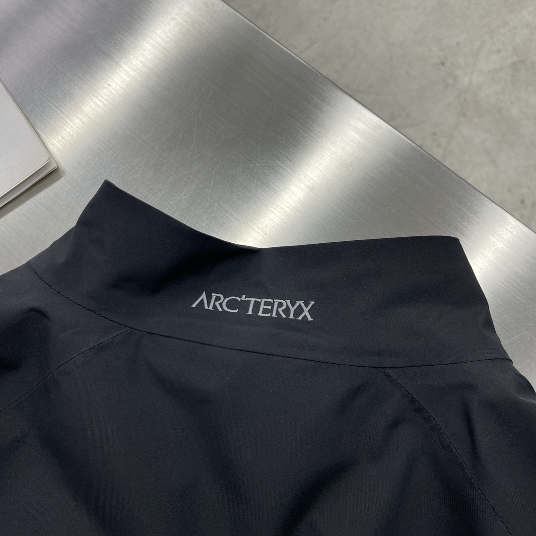Arc'teryx Men's Black Windproof and Waterproof Lightweight Jacket 7 i1709632461 8311 0