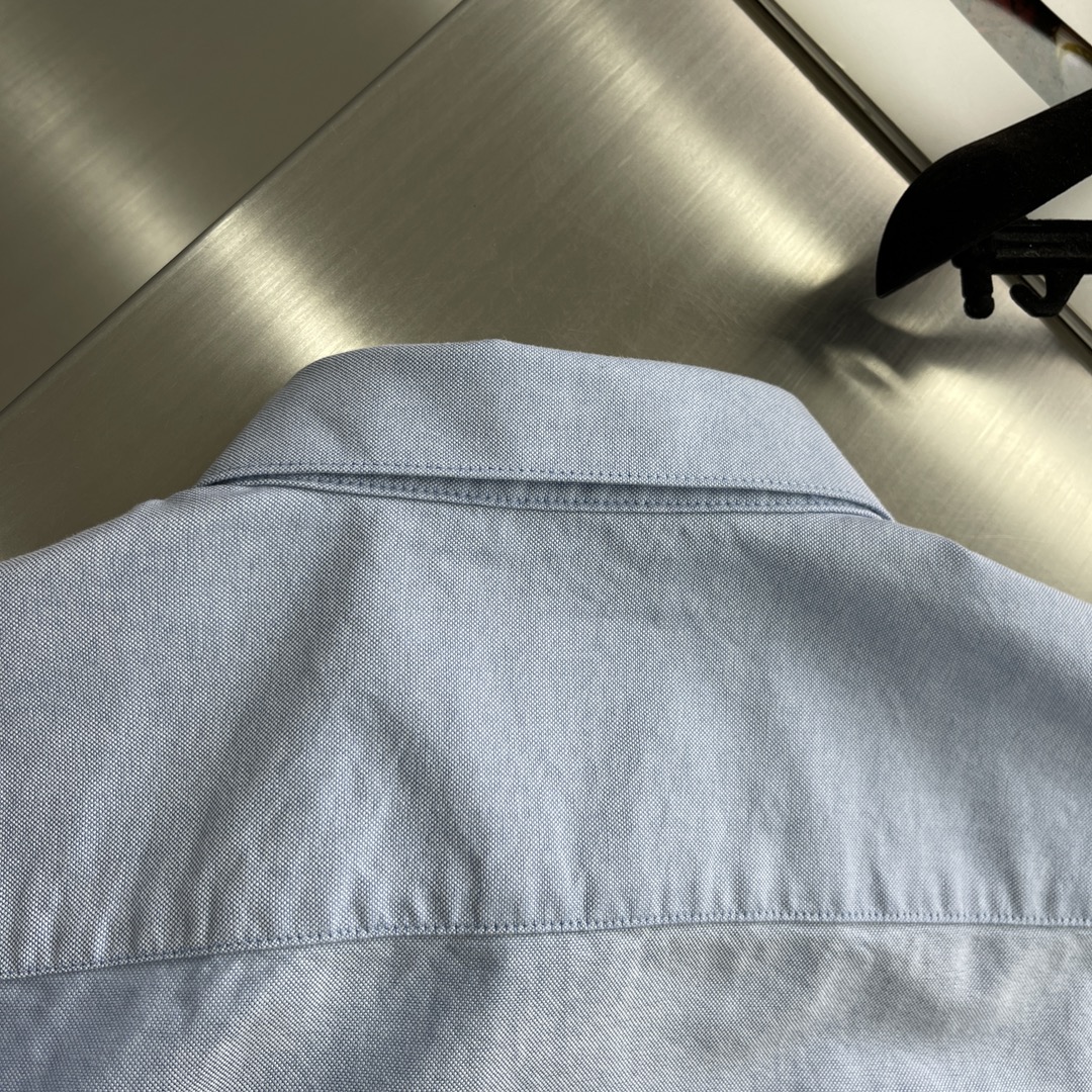 -LOEW 刺绣撞色logo牛津纺衬衫。明扣百搭款，订织牛津纺全棉面料，珍珠母贝壳扣，面料质感很好。尺码