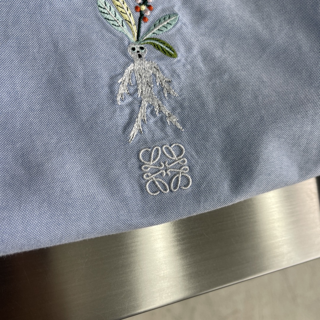 -LOEW 刺绣撞色logo牛津纺衬衫。明扣百搭款，订织牛津纺全棉面料，珍珠母贝壳扣，面料质感很好。尺码