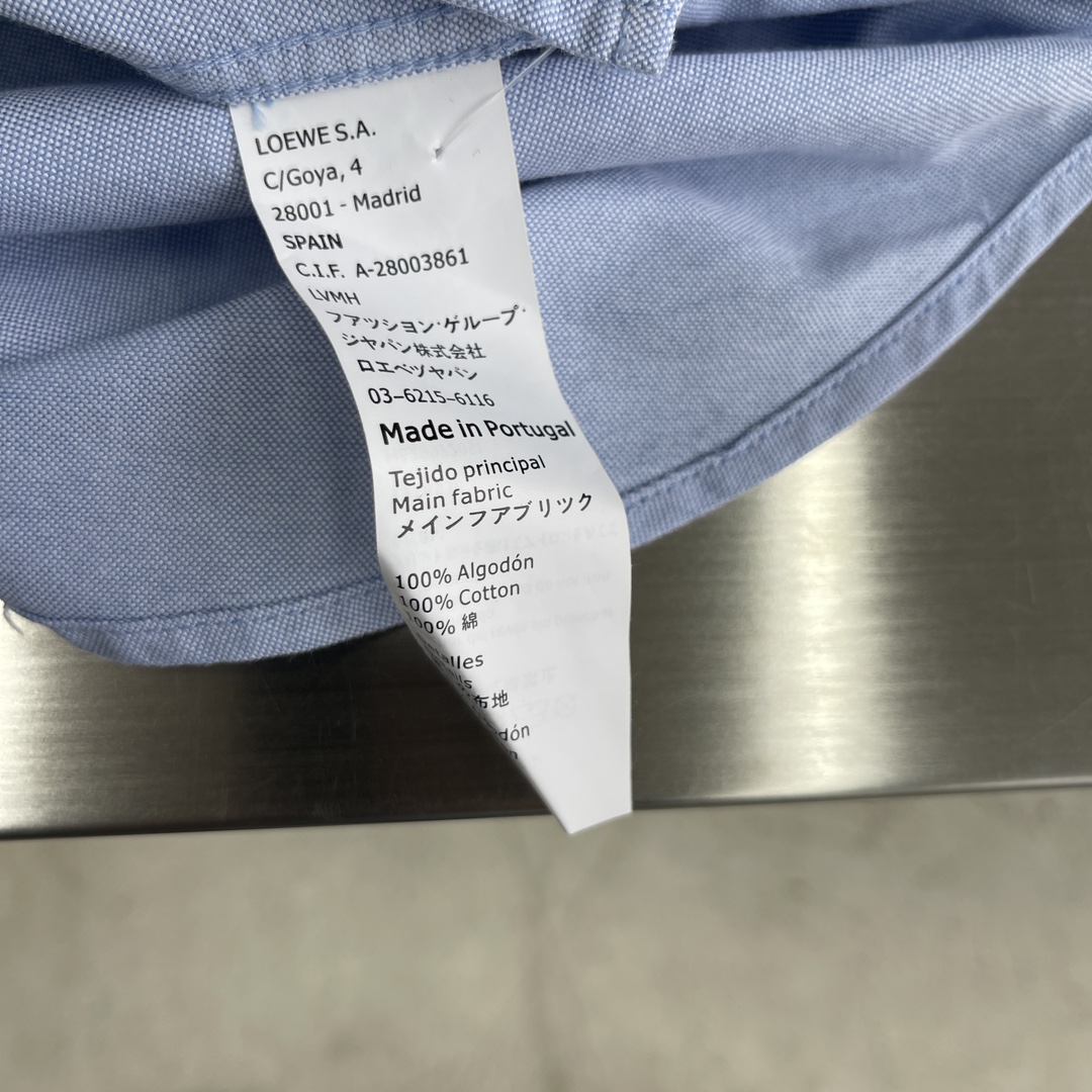 -LOEW 刺绣撞色logo牛津纺衬衫。明扣百搭款，订织牛津纺全棉面料，珍珠母贝壳扣，面料质感很好。尺码
