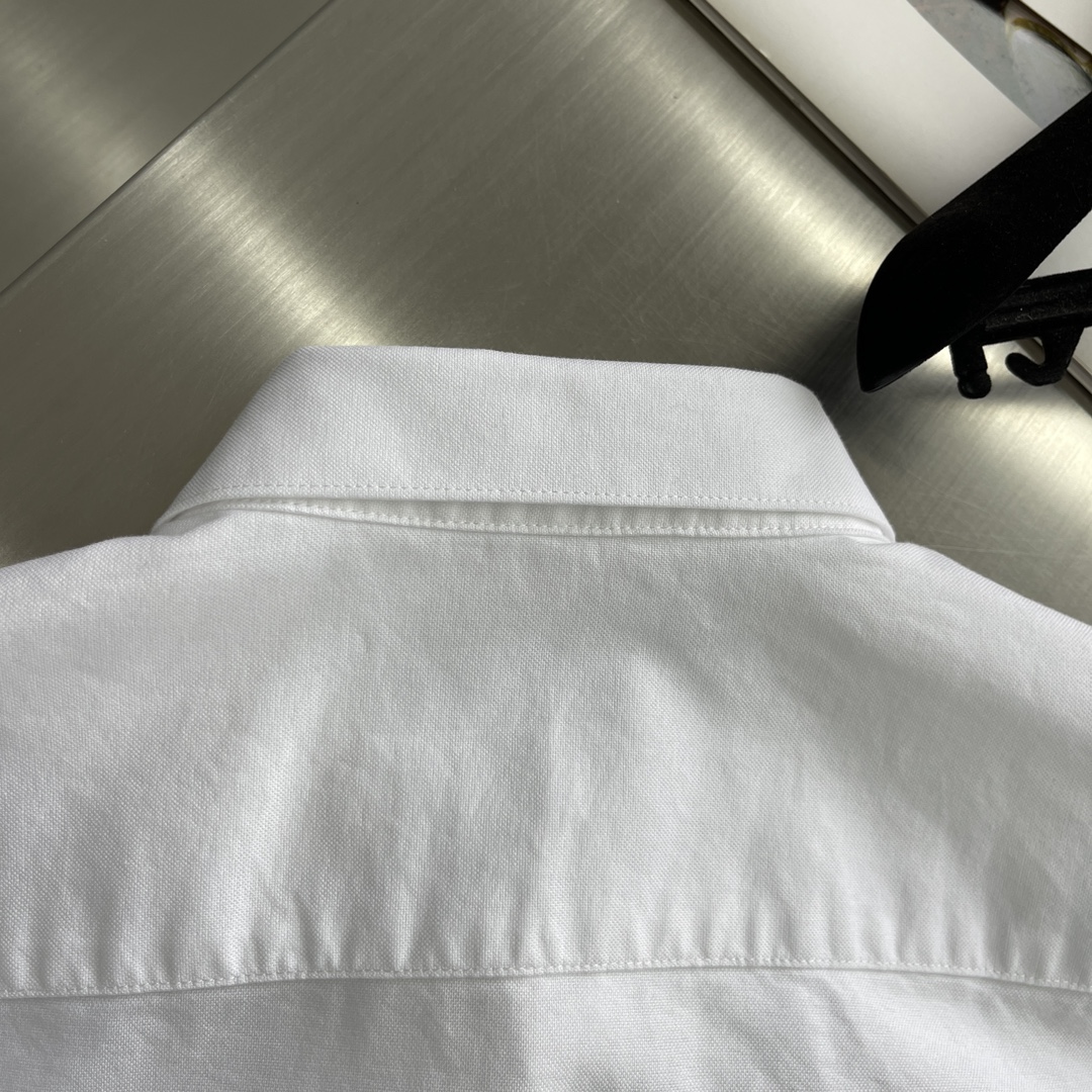 -LOEW 刺绣撞色logo牛津纺衬衫。明扣百搭款，订织牛津纺全棉面料，珍珠母贝壳扣，面料质感很好。尺码