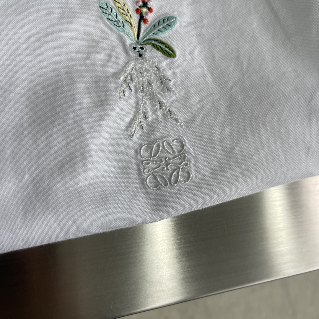 -LOEW 刺绣撞色logo牛津纺衬衫。明扣百搭款，订织牛津纺全棉面料，珍珠母贝壳扣，面料质感很好。尺码