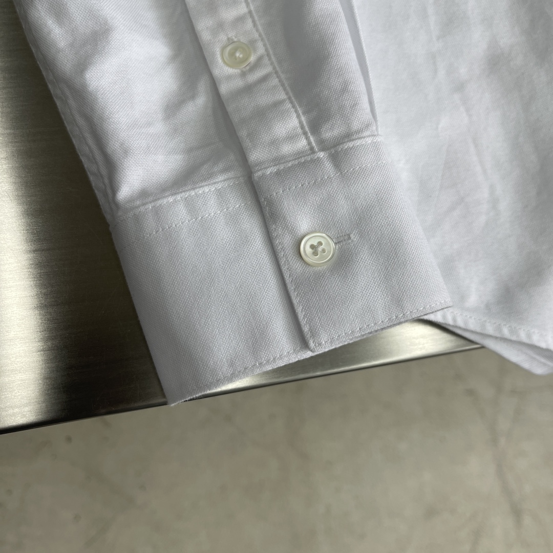 -LOEW 刺绣撞色logo牛津纺衬衫。明扣百搭款，订织牛津纺全棉面料，珍珠母贝壳扣，面料质感很好。尺码