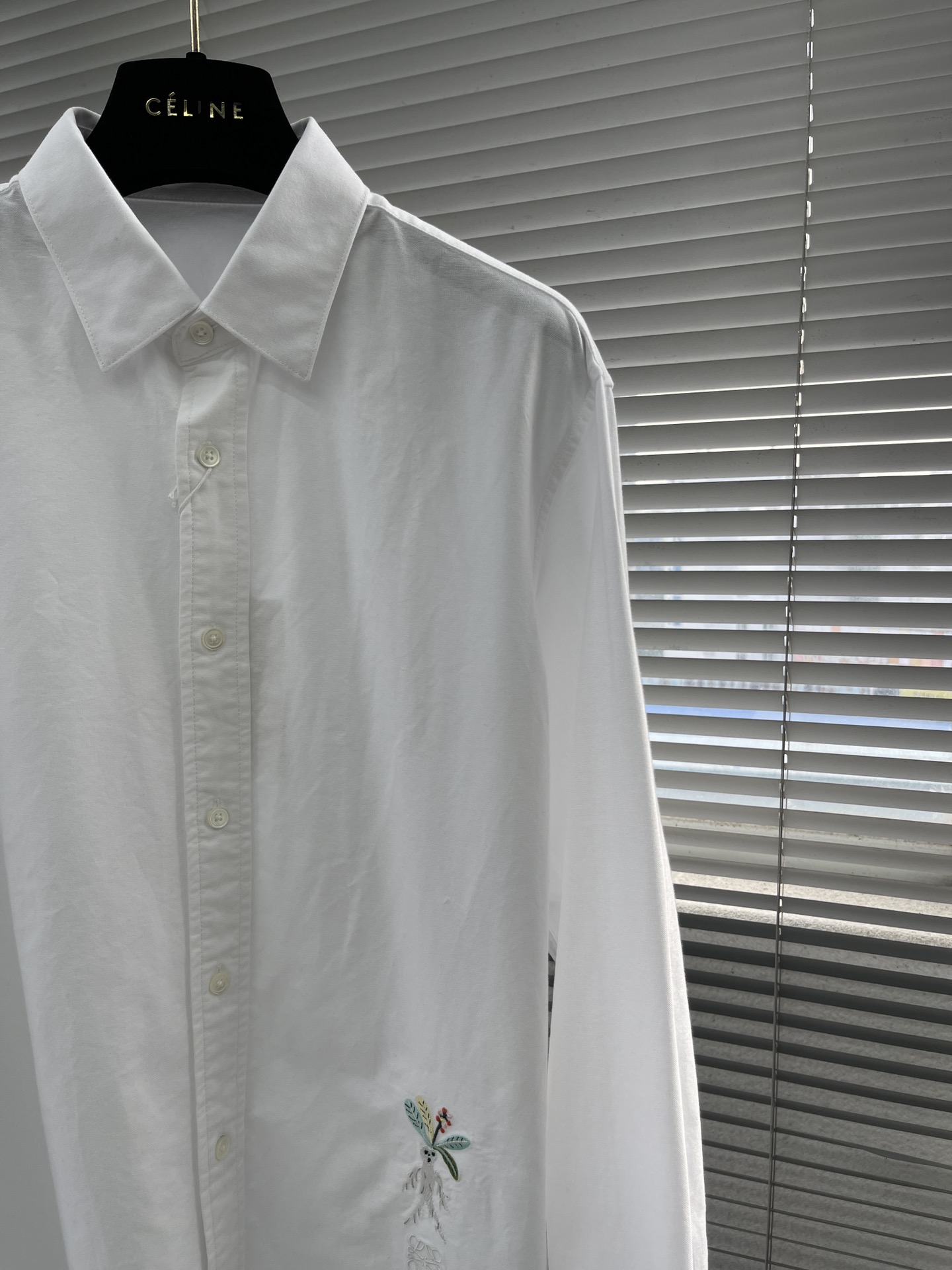 -LOEW 刺绣撞色logo牛津纺衬衫。明扣百搭款，订织牛津纺全棉面料，珍珠母贝壳扣，面料质感很好。尺码