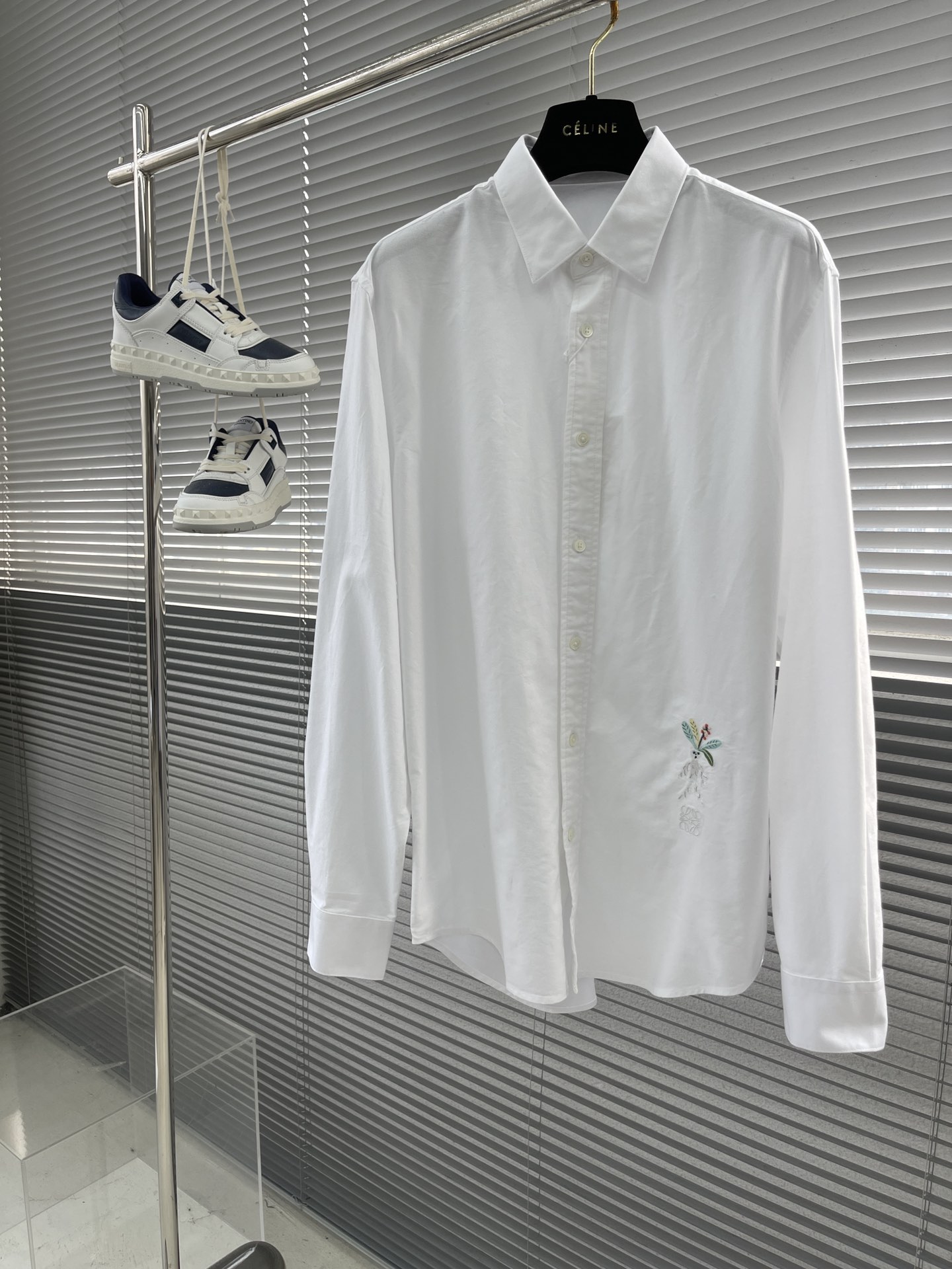 -LOEW 刺绣撞色logo牛津纺衬衫。明扣百搭款，订织牛津纺全棉面料，珍珠母贝壳扣，面料质感很好。尺码