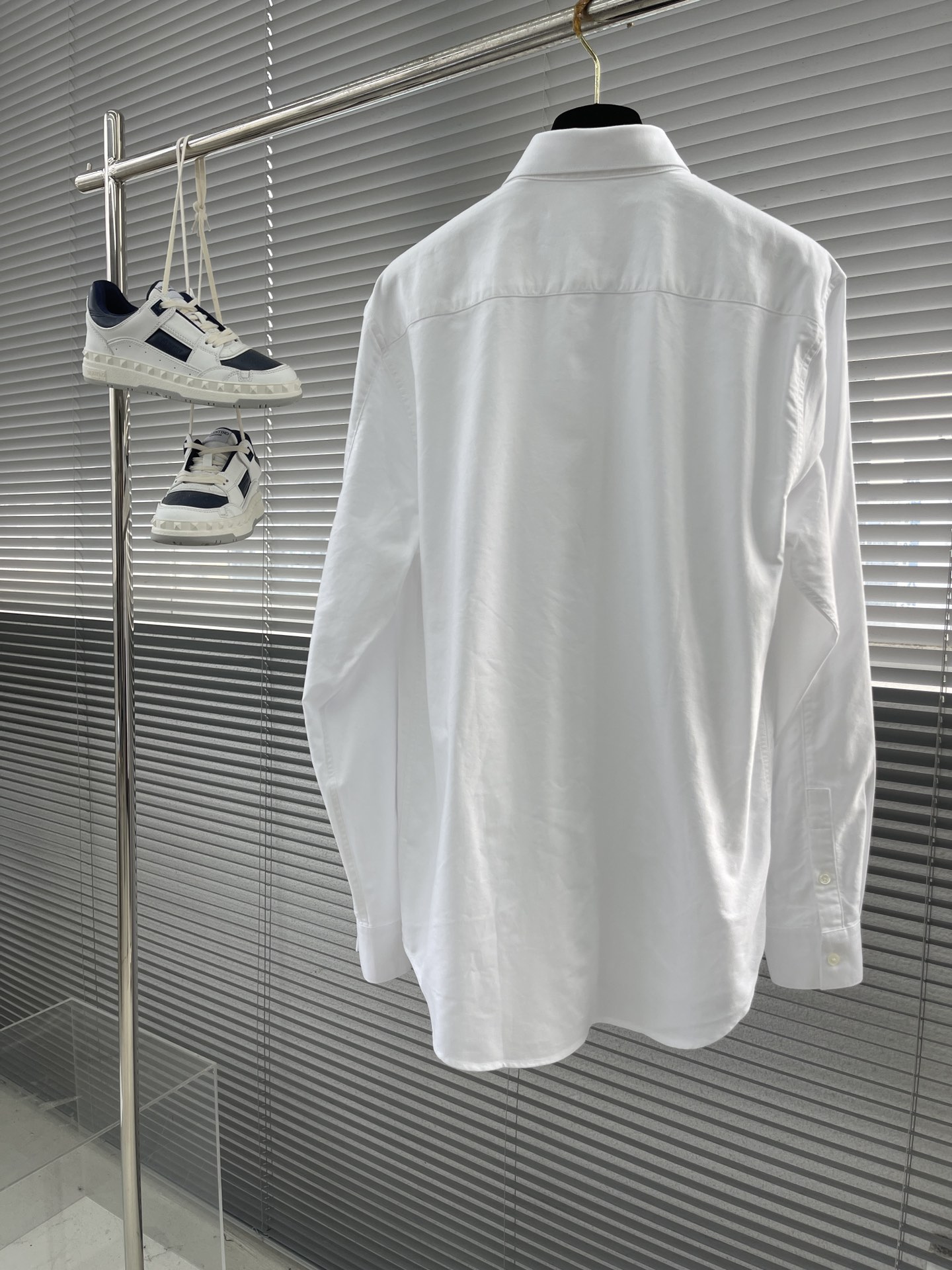 -LOEW 刺绣撞色logo牛津纺衬衫。明扣百搭款，订织牛津纺全棉面料，珍珠母贝壳扣，面料质感很好。尺码