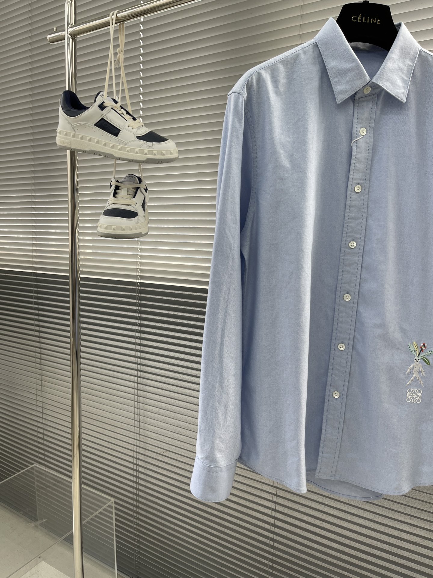 -LOEW 刺绣撞色logo牛津纺衬衫。明扣百搭款，订织牛津纺全棉面料，珍珠母贝壳扣，面料质感很好。尺码