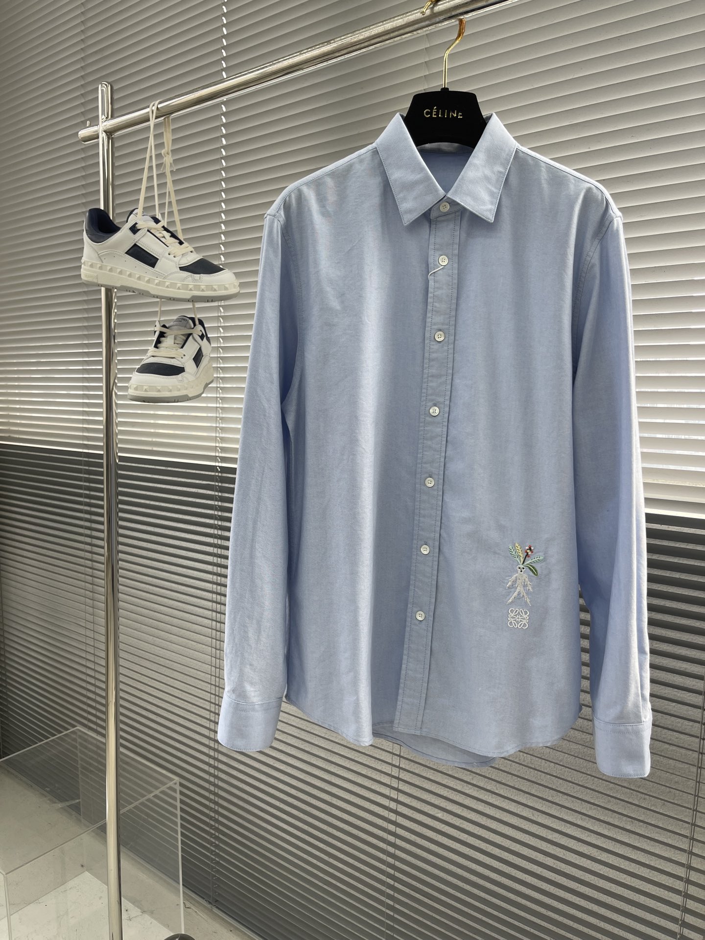 -LOEW 刺绣撞色logo牛津纺衬衫。明扣百搭款，订织牛津纺全棉面料，珍珠母贝壳扣，面料质感很好。尺码