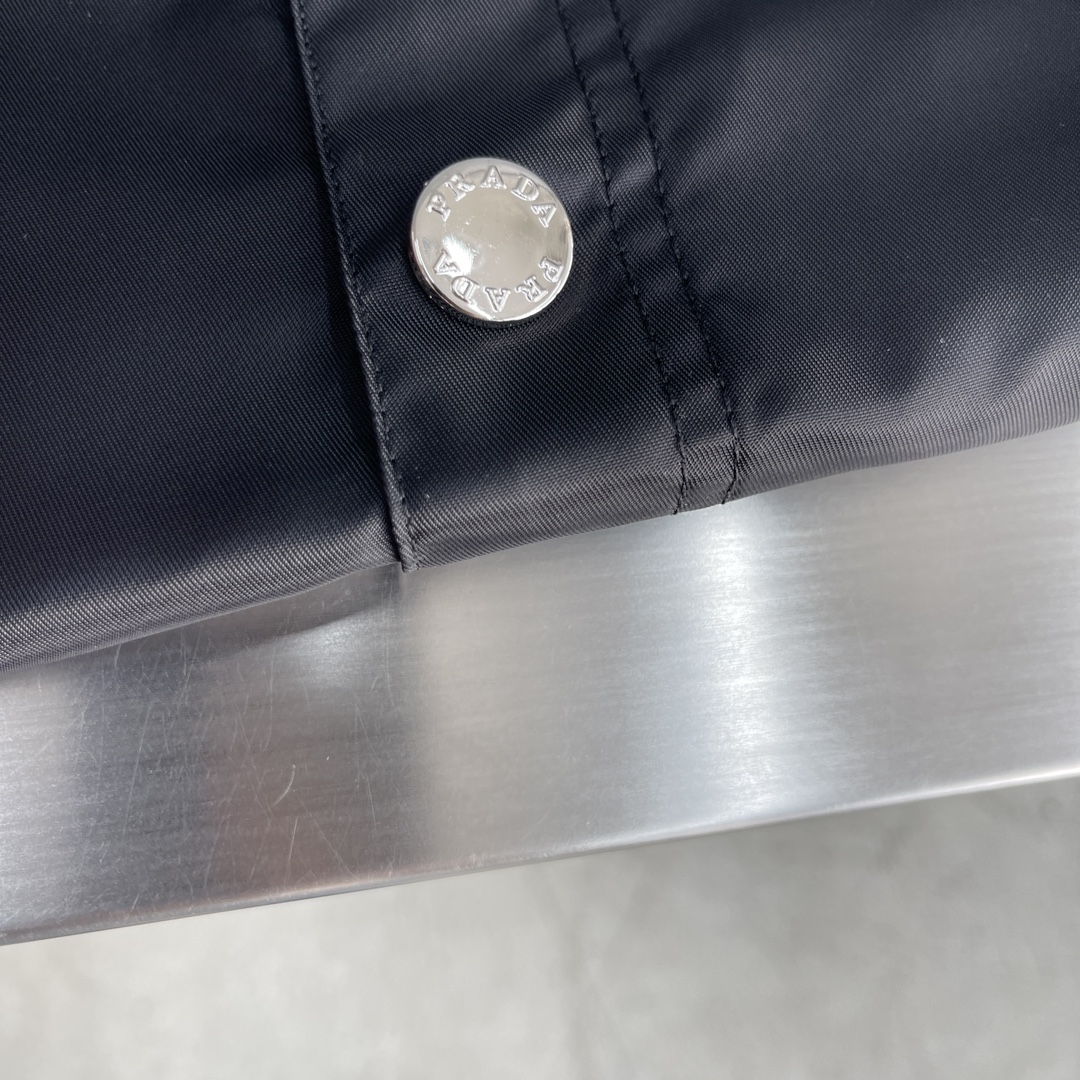 

-PRAD 早春新款衬衣外套
聚酯纤维P+独家跳伞专用  面料定制 左胸前最新元素铆钉点缀 专柜同步