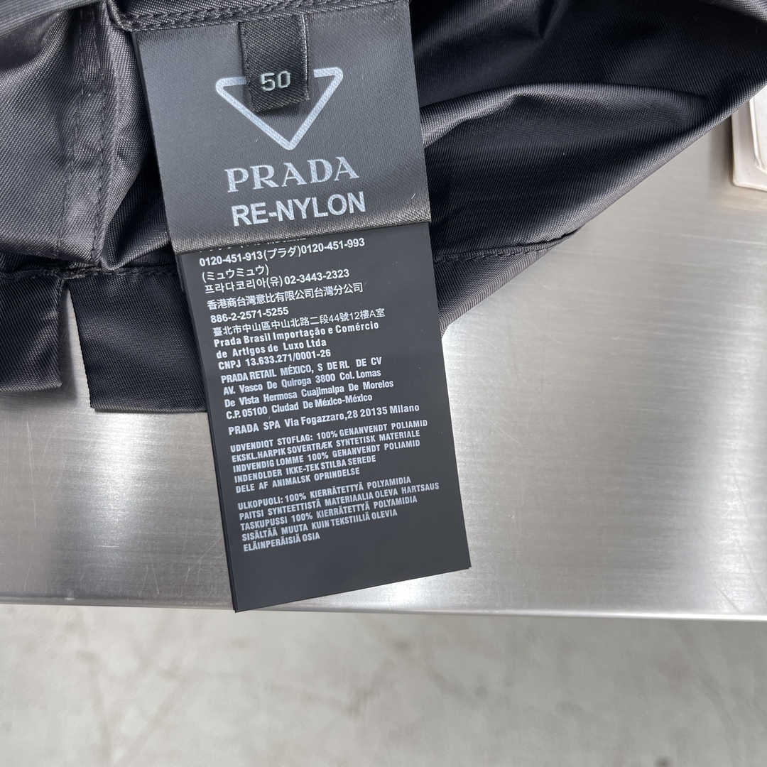 

-PRAD 早春新款衬衣外套
聚酯纤维P+独家跳伞专用  面料定制 左胸前最新元素铆钉点缀 专柜同步