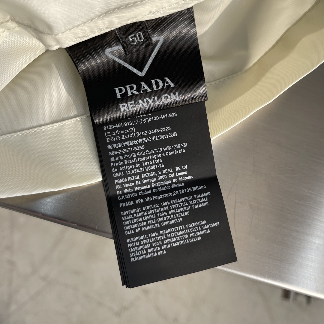 

-PRAD 早春新款衬衣外套
聚酯纤维P+独家跳伞专用  面料定制 左胸前最新元素铆钉点缀 专柜同步